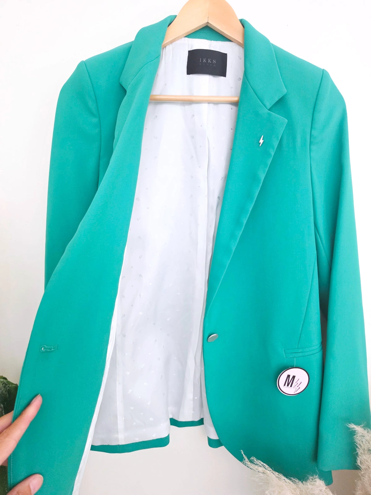 Veste cintrée verte avec pins éclair