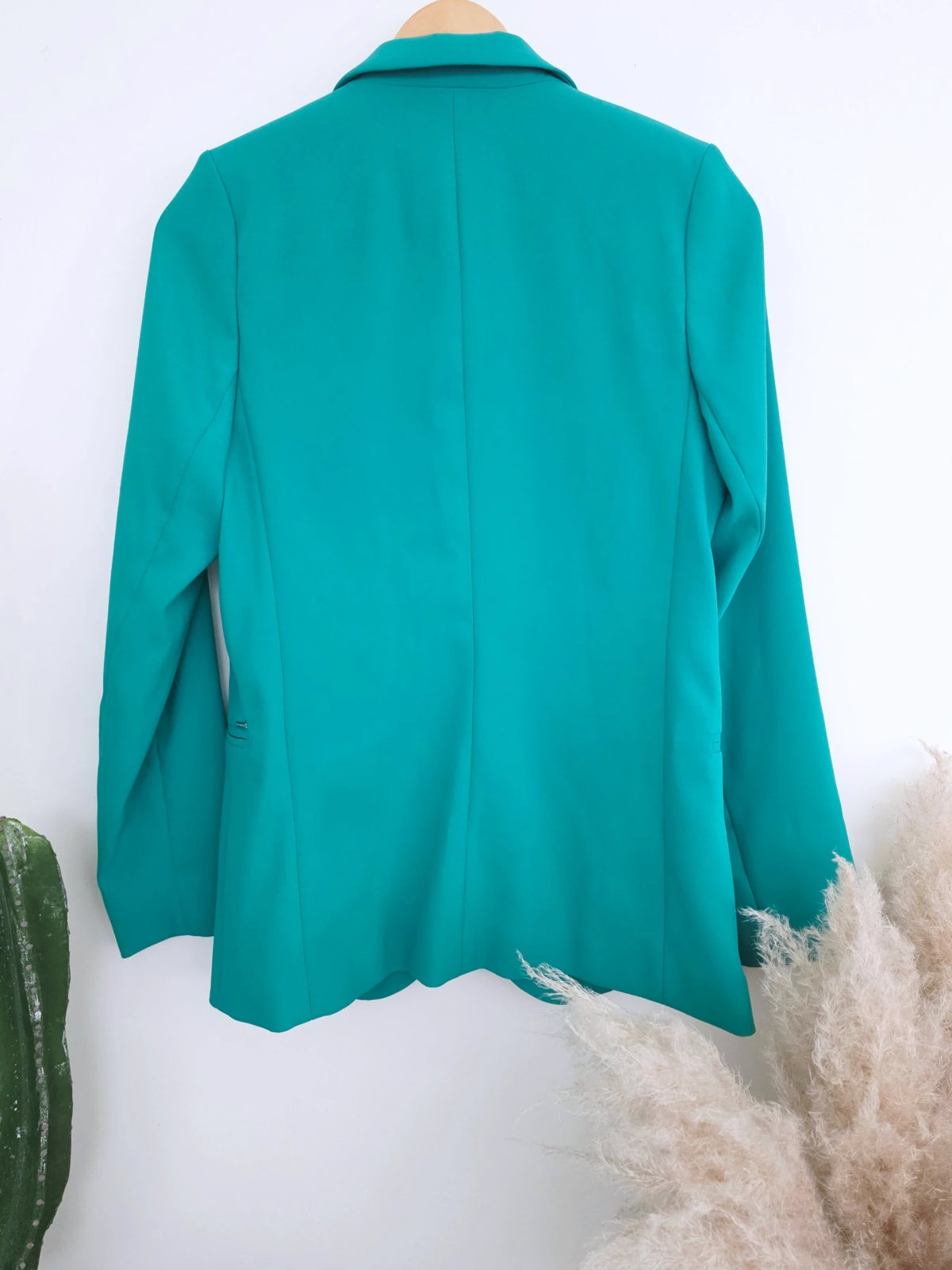 Veste cintrée verte avec pins éclair