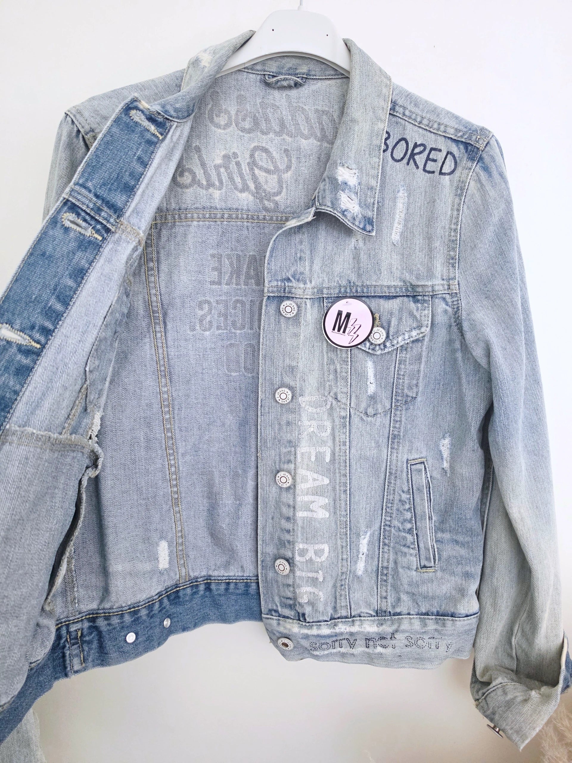 Veste en jean entièrement customisée