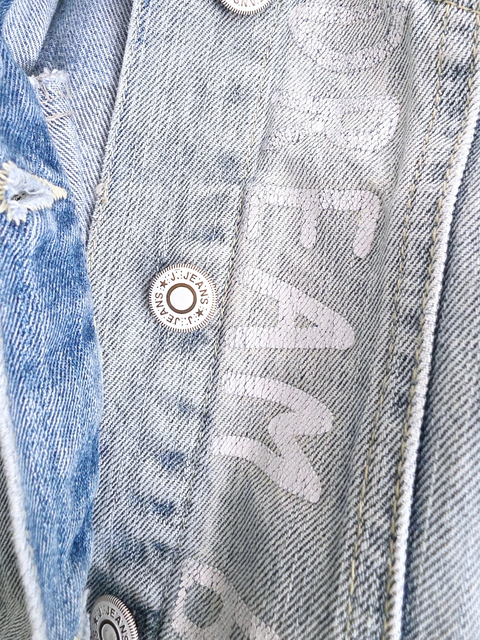 Veste en jean entièrement customisée