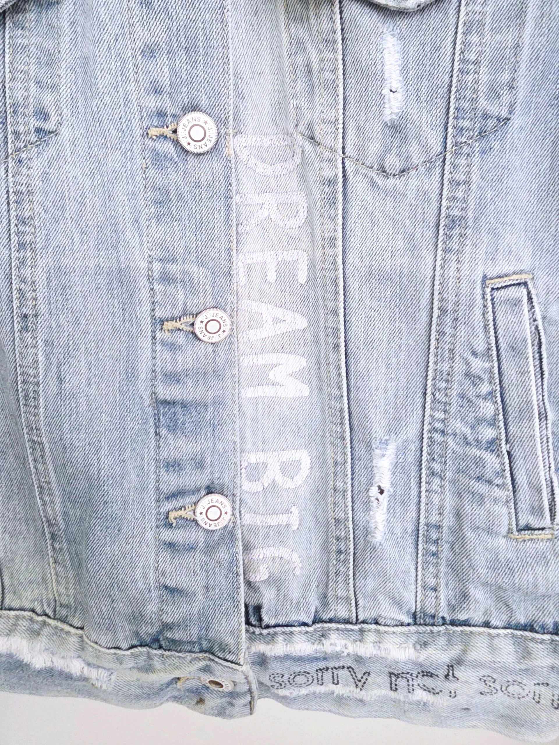 Veste en jean entièrement customisée