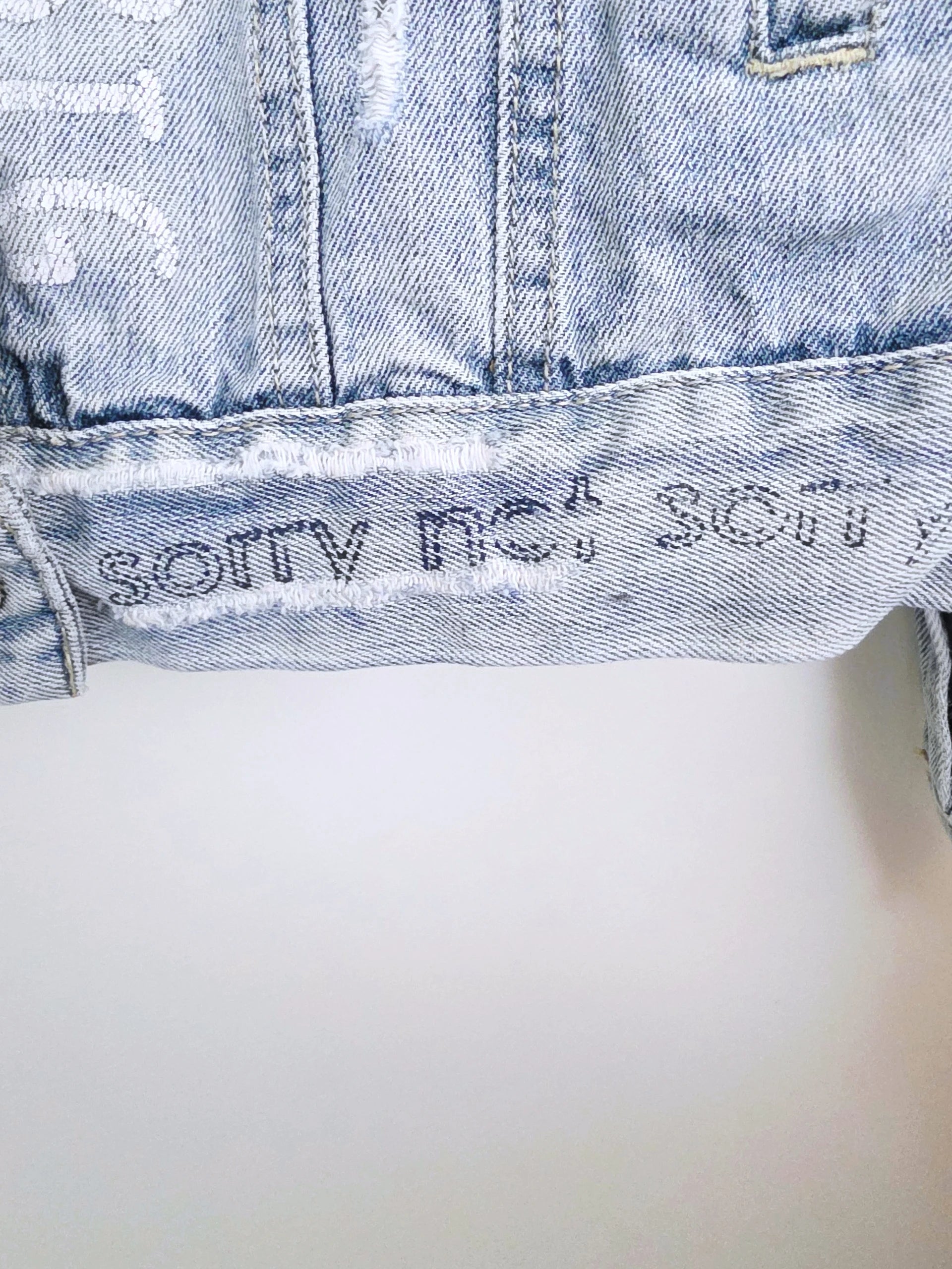 Veste en jean entièrement customisée