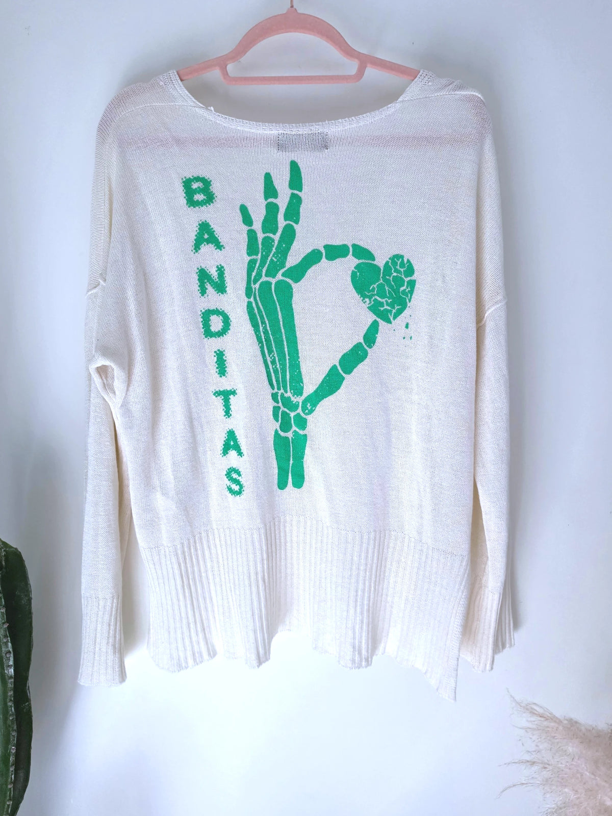 Pull blanc cassé à inscriptions au dos vert vif - 𝐌𝐚𝐫𝐢𝐧𝐚𝟒𝟒𝐟𝐚𝐦𝐢𝐥𝐲