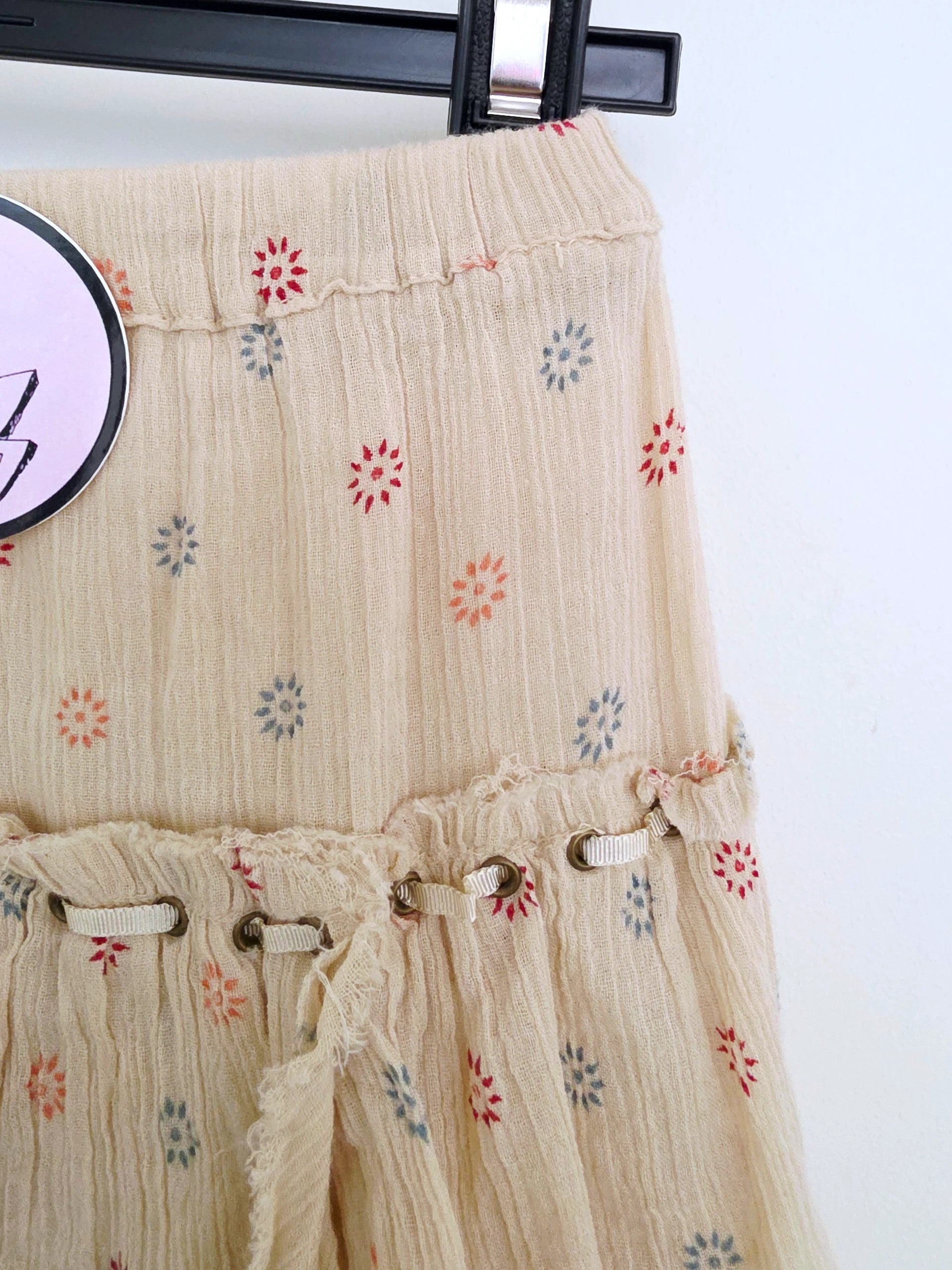 Jupe beige à volants
