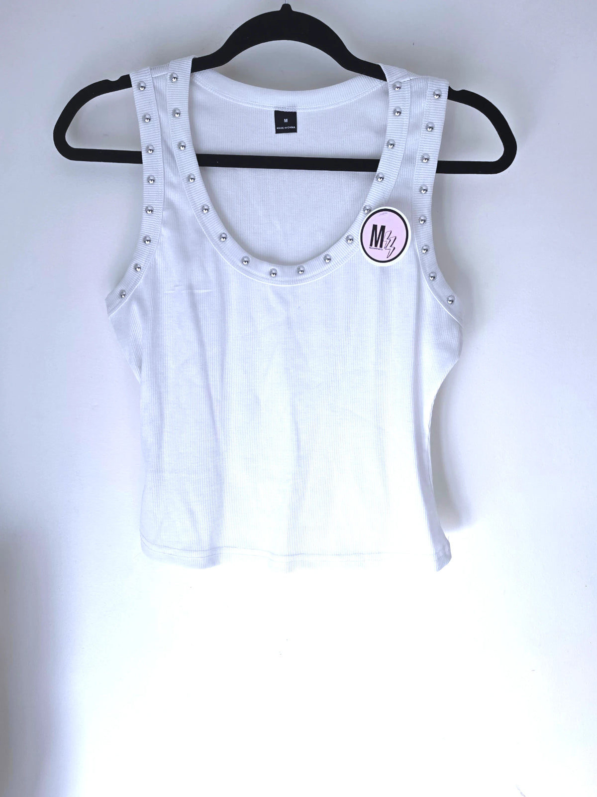 Débardeur blanc encolure cloutée - 𝐌𝐚𝐫𝐢𝐧𝐚𝟒𝟒𝐟𝐚𝐦𝐢𝐥𝐲