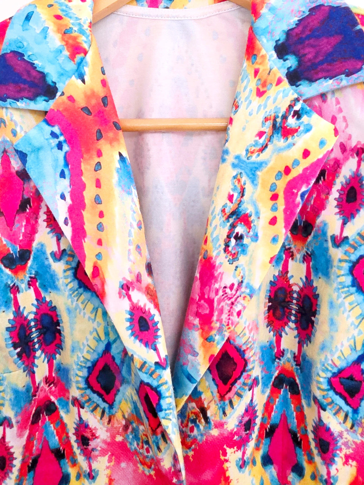 Veste cintrée à imprimé éthnique fluo
