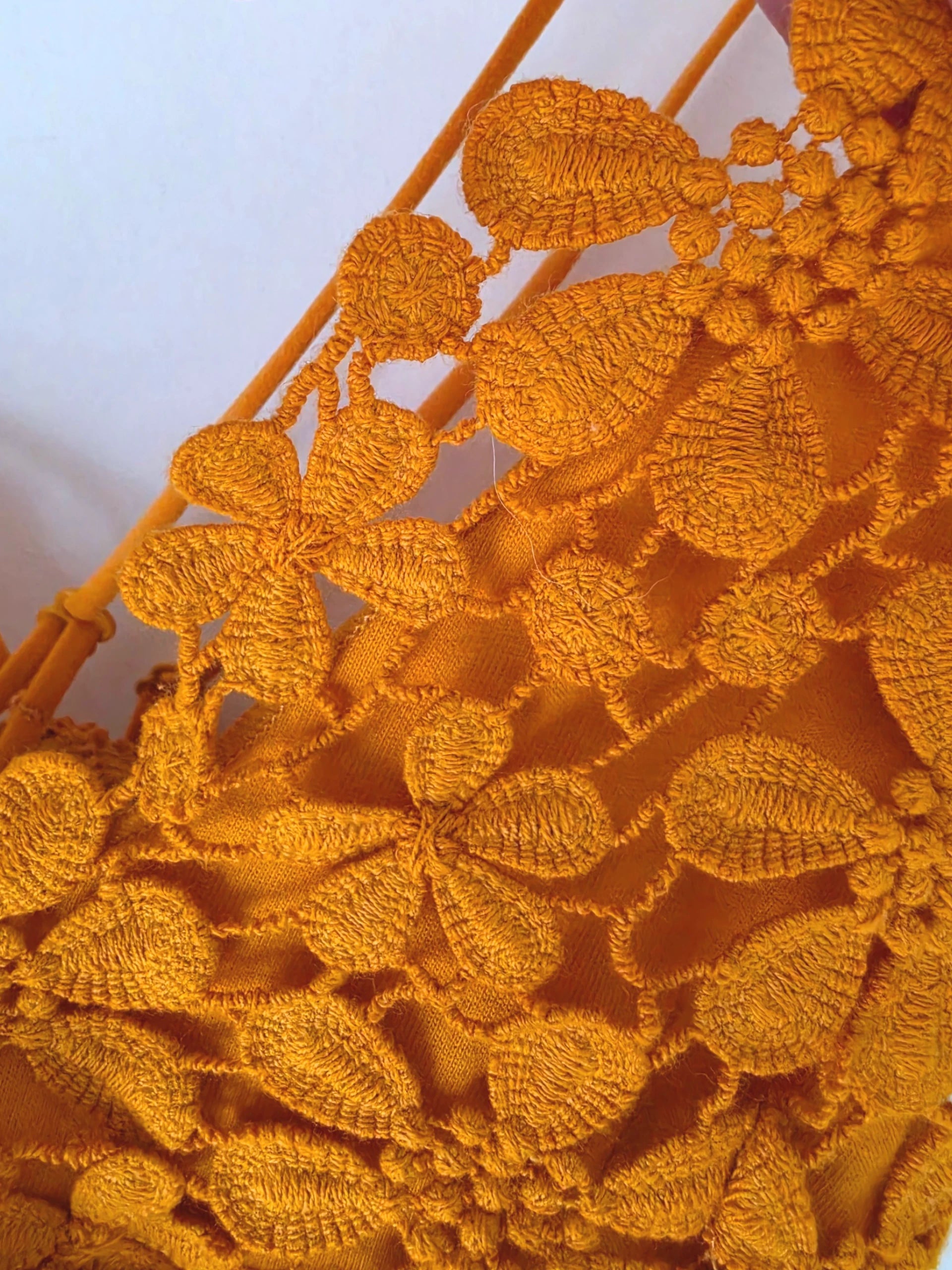 Brassière jaune en crochet