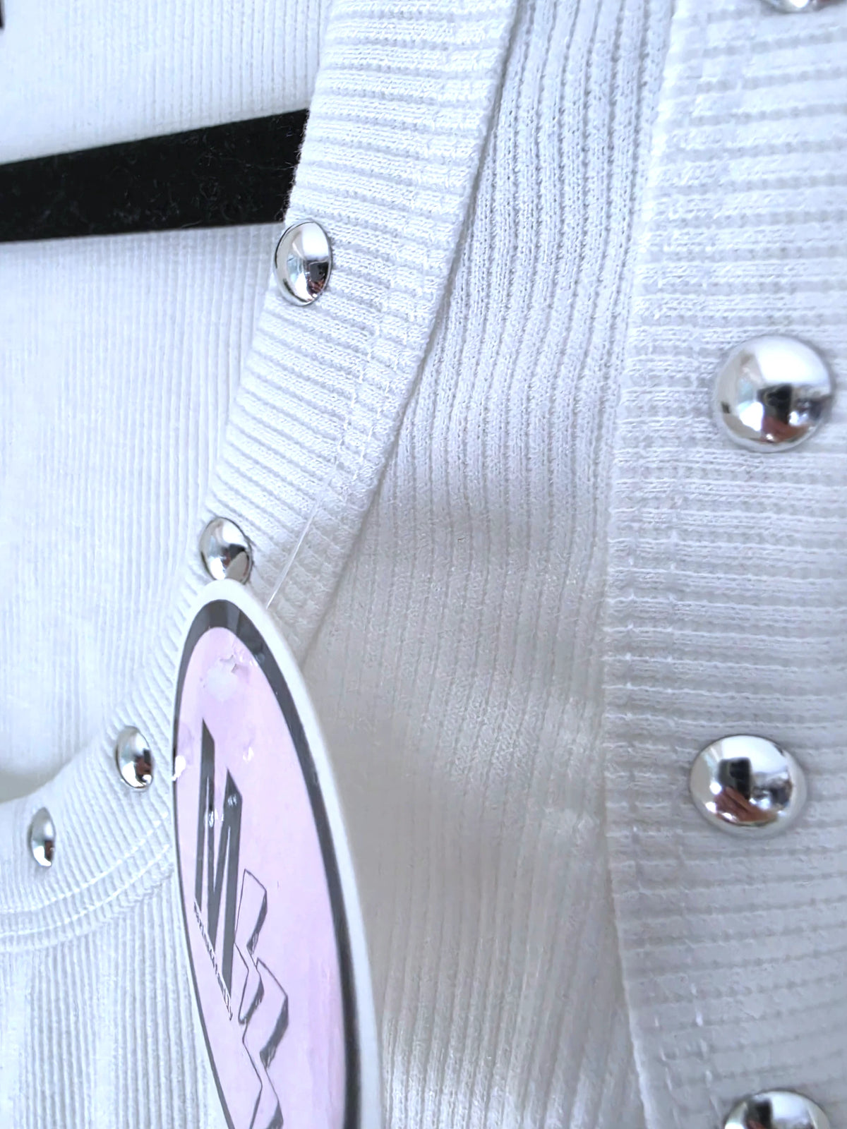 Débardeur blanc encolure cloutée - 𝐌𝐚𝐫𝐢𝐧𝐚𝟒𝟒𝐟𝐚𝐦𝐢𝐥𝐲