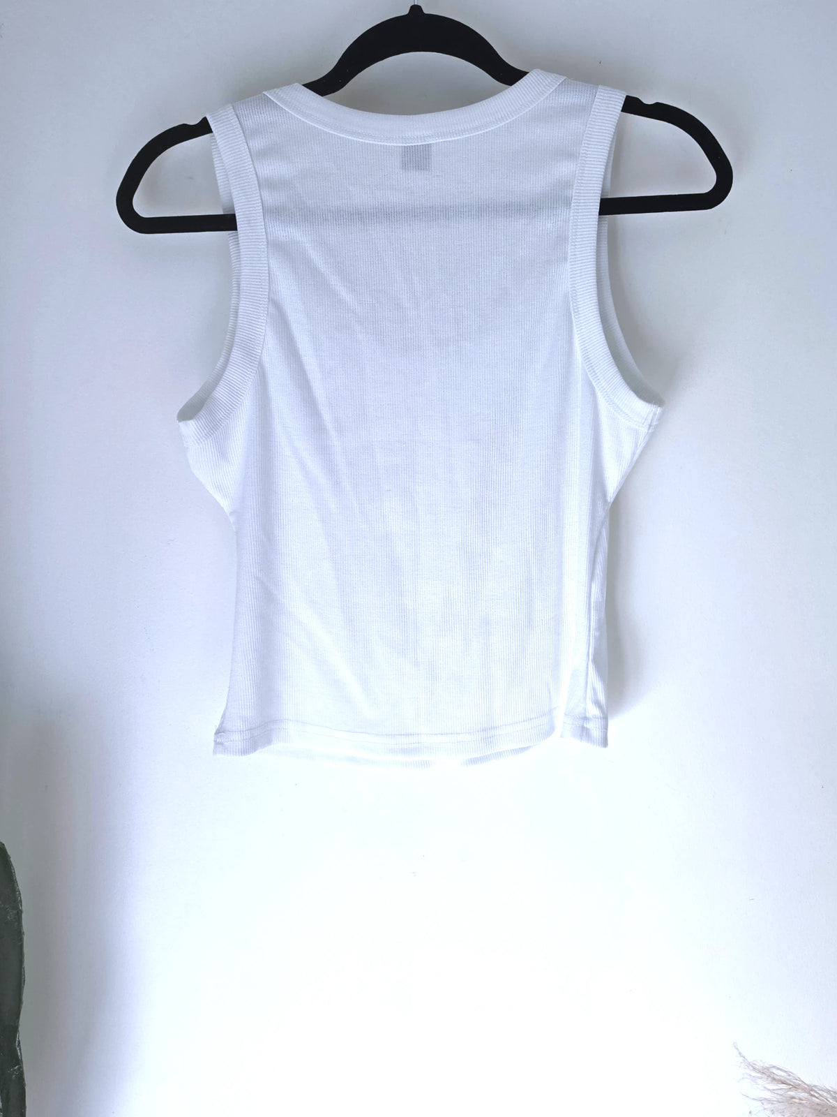Débardeur blanc encolure cloutée - 𝐌𝐚𝐫𝐢𝐧𝐚𝟒𝟒𝐟𝐚𝐦𝐢𝐥𝐲