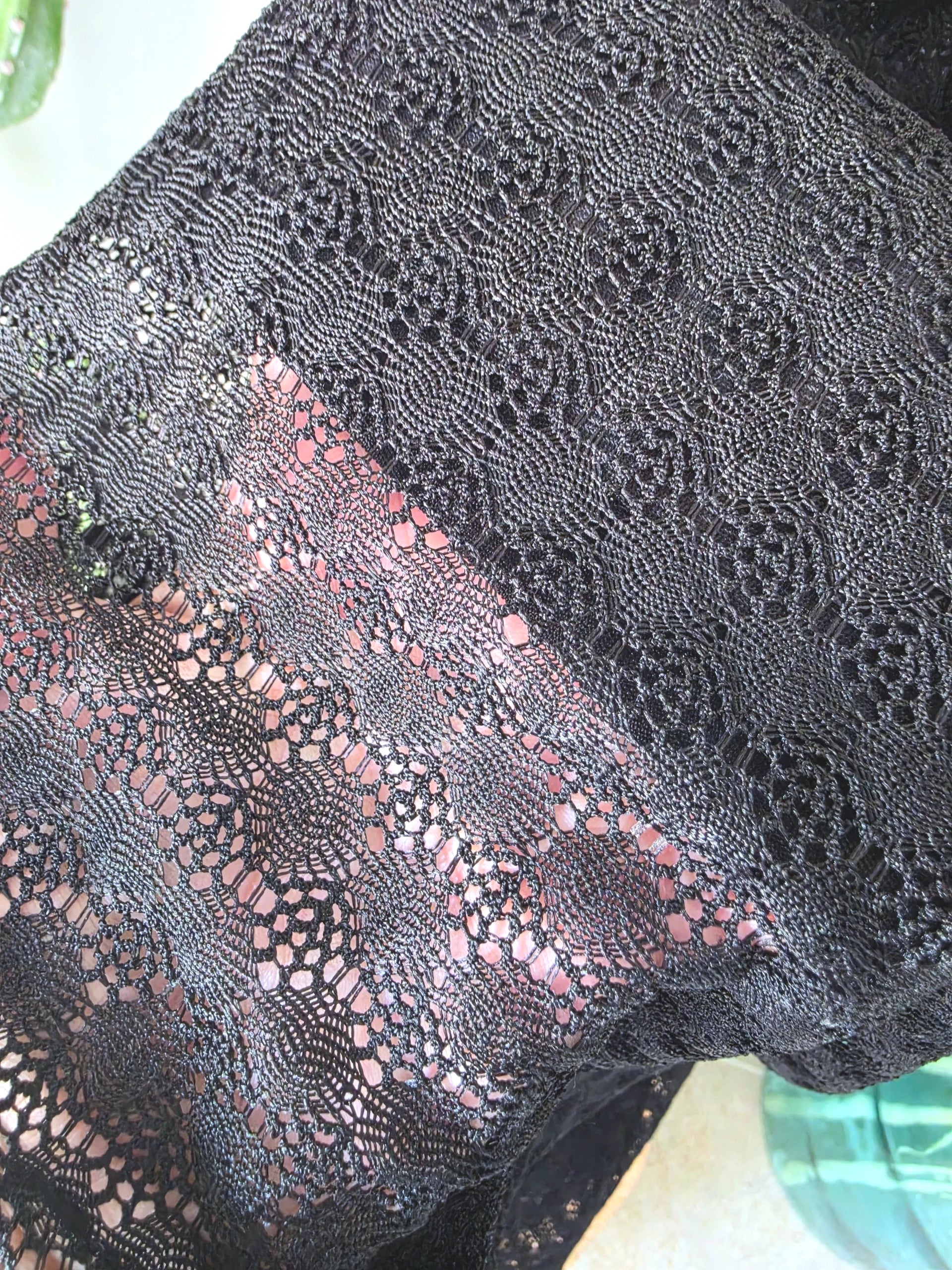 Robe noire ajourée