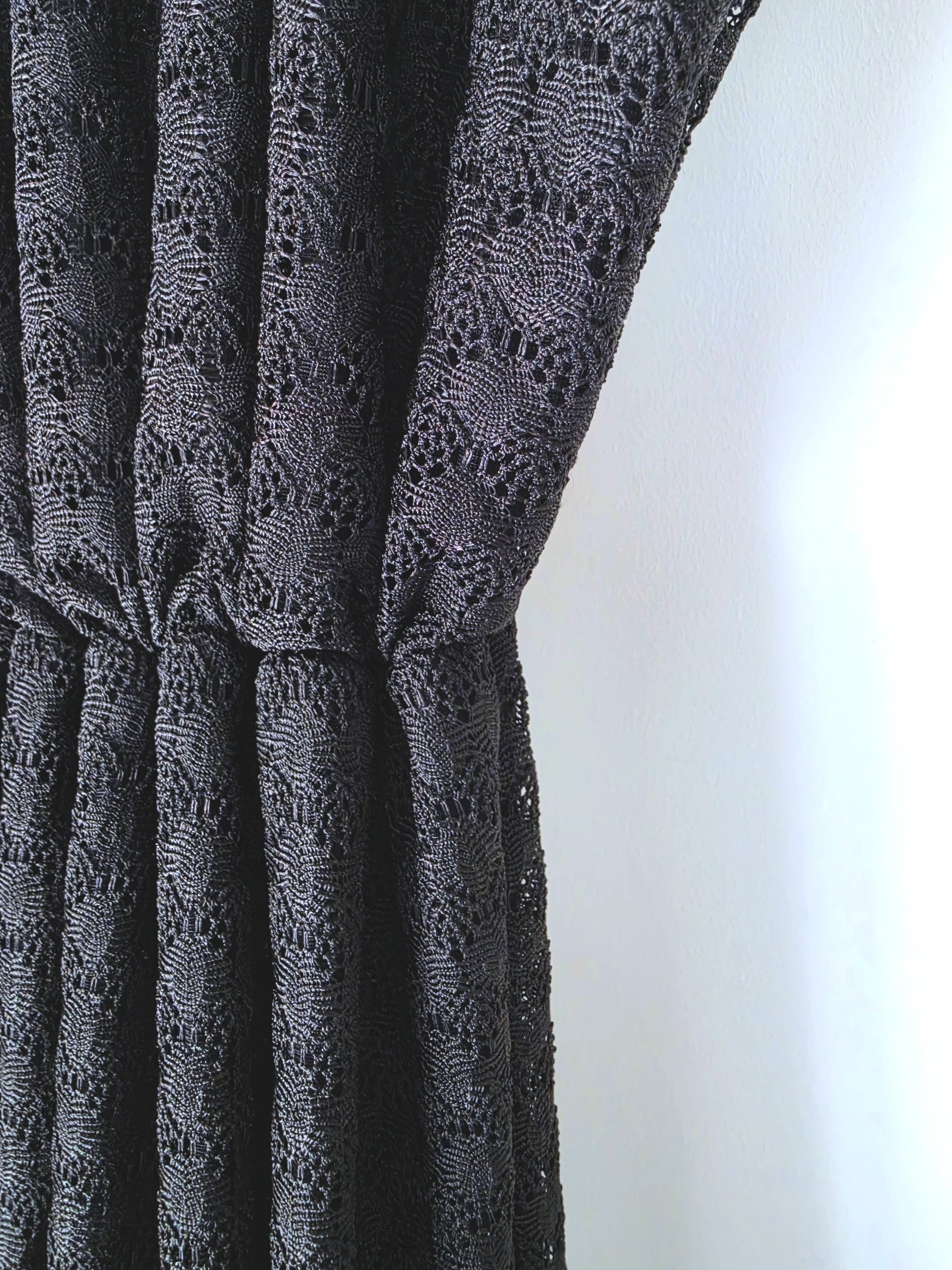Robe noire ajourée