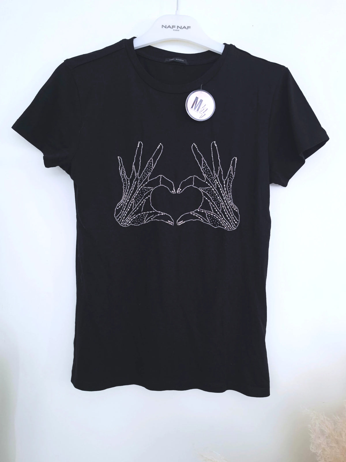 T-shirt noir muni de perles bijoux