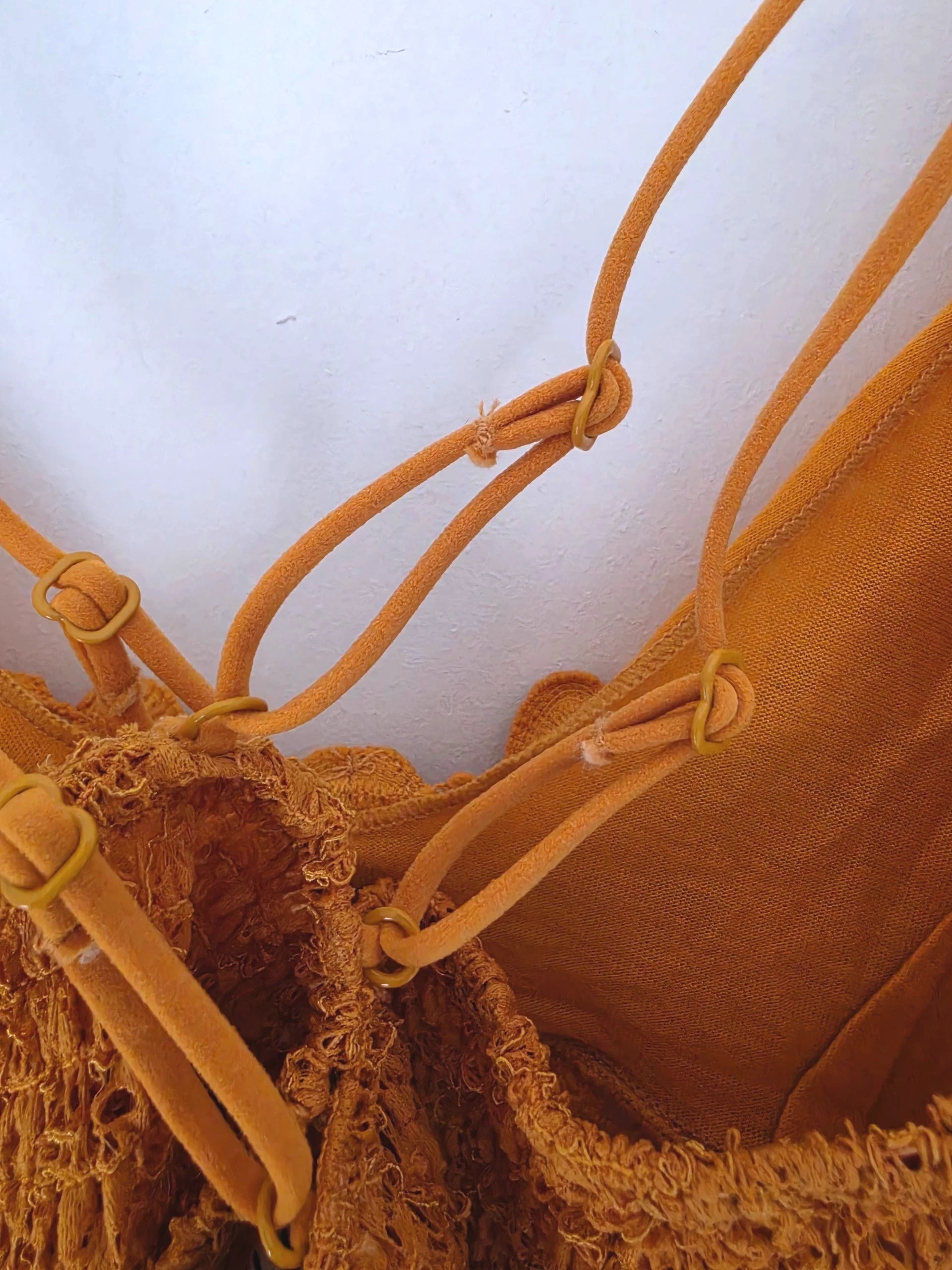 Brassière jaune en crochet
