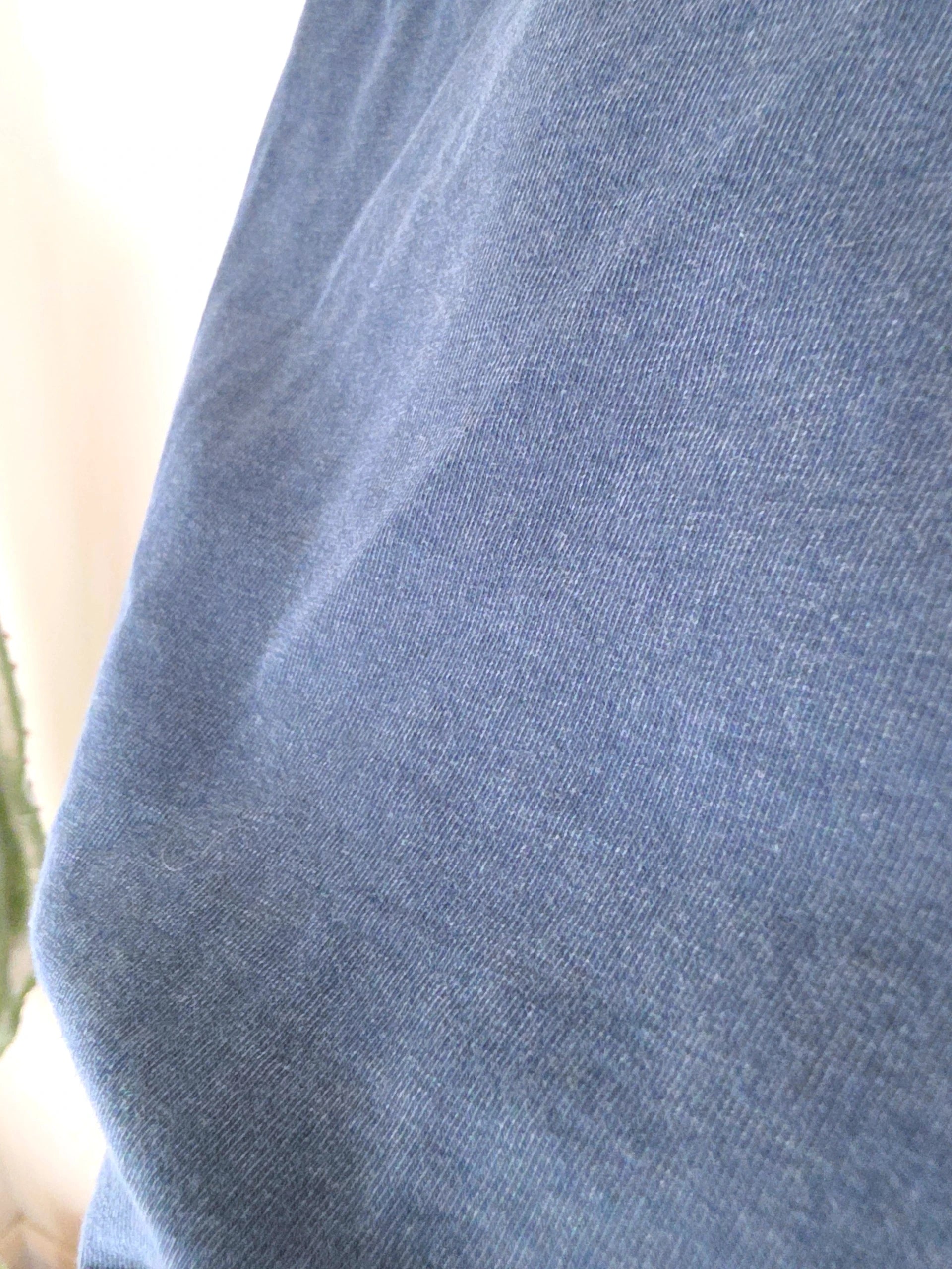 T-shirt bleu à inscriptions