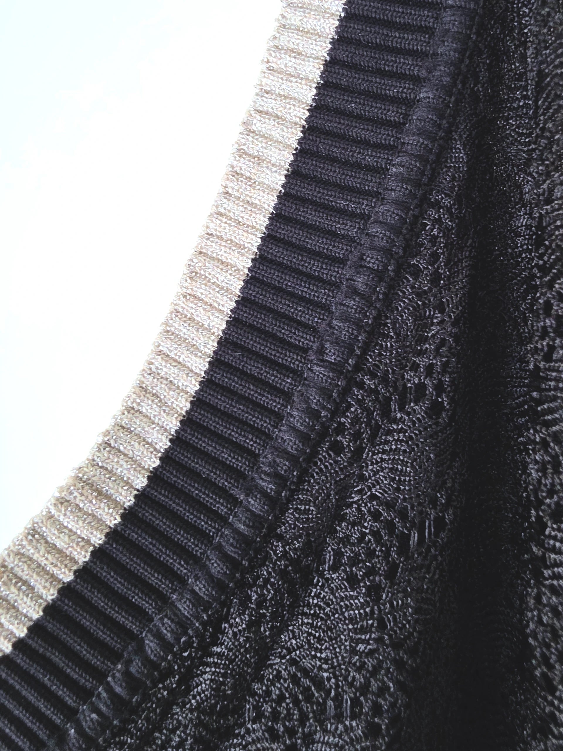 Robe noire ajourée