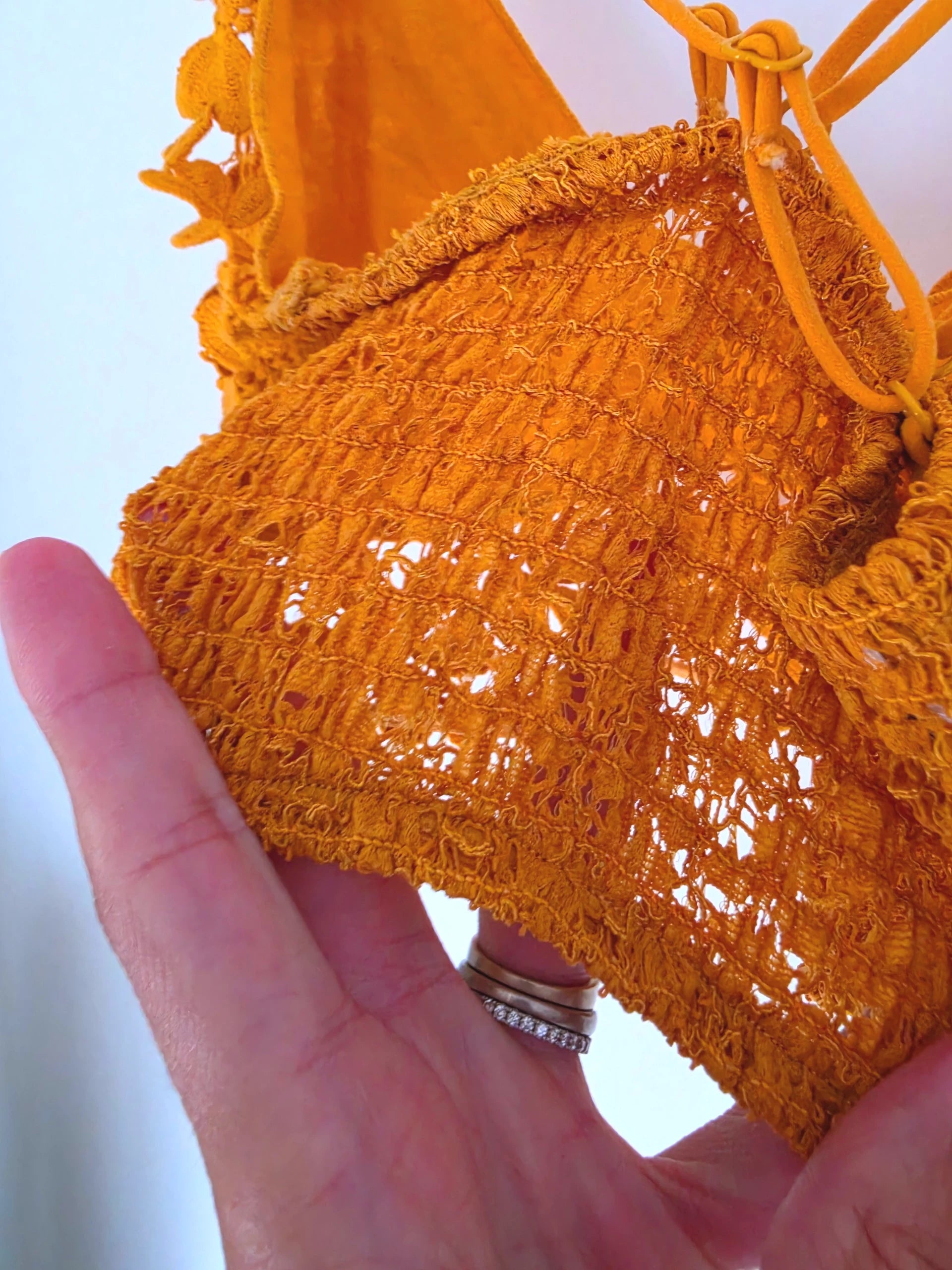 Brassière jaune en crochet