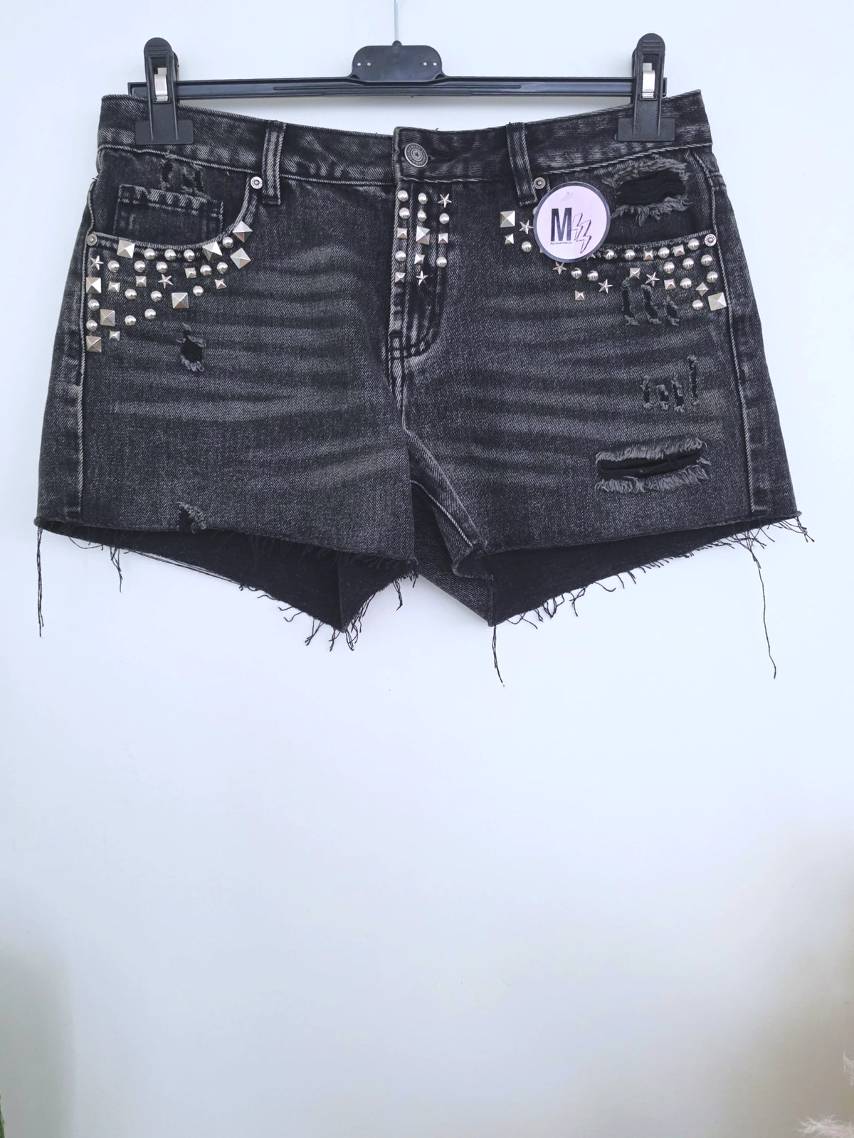 Short gris délavé muni de clous - 𝐌𝐚𝐫𝐢𝐧𝐚𝟒𝟒𝐟𝐚𝐦𝐢𝐥𝐲