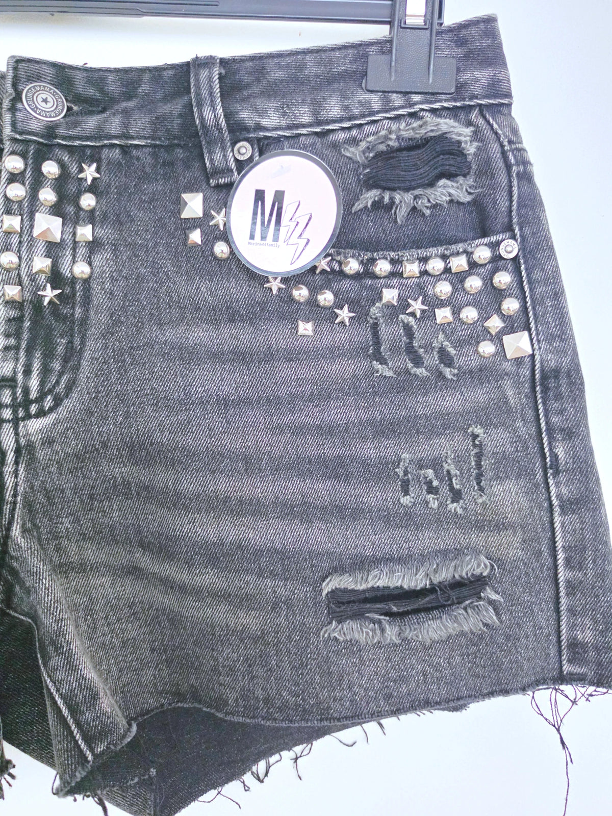 Short gris délavé muni de clous - 𝐌𝐚𝐫𝐢𝐧𝐚𝟒𝟒𝐟𝐚𝐦𝐢𝐥𝐲