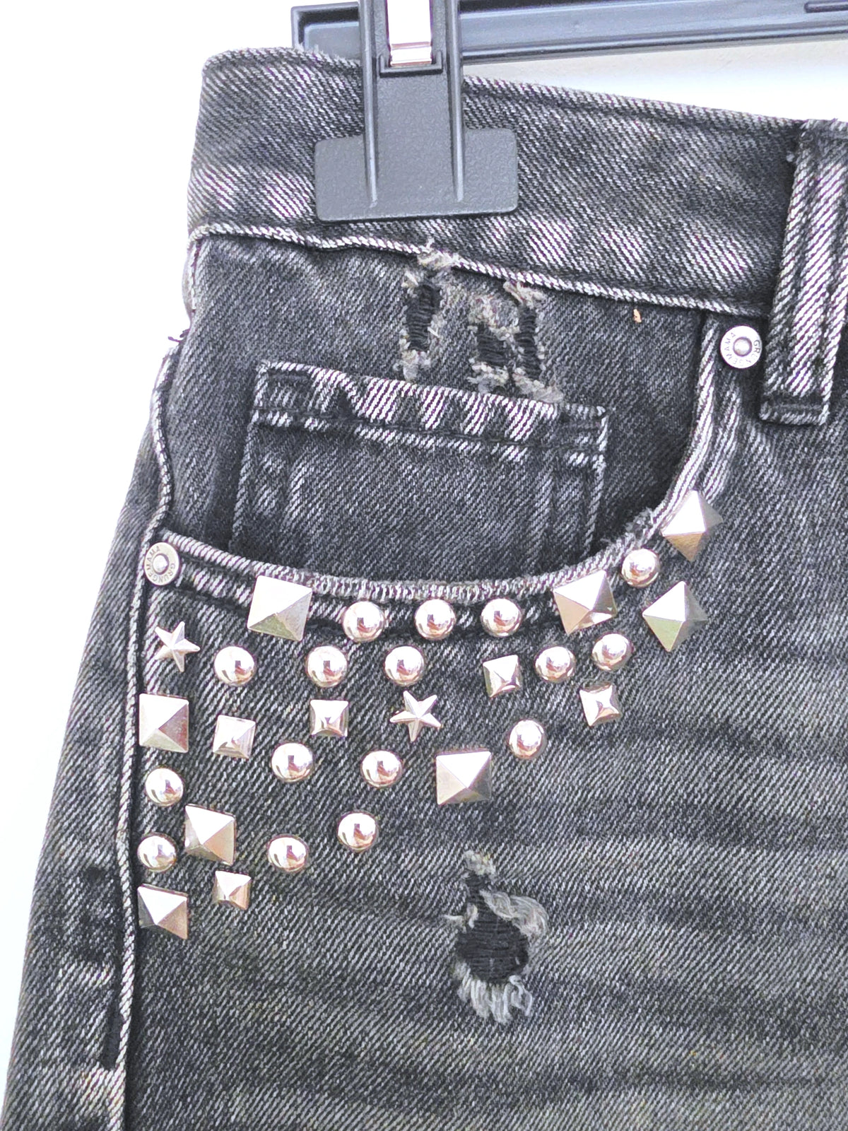 Short gris délavé muni de clous - 𝐌𝐚𝐫𝐢𝐧𝐚𝟒𝟒𝐟𝐚𝐦𝐢𝐥𝐲