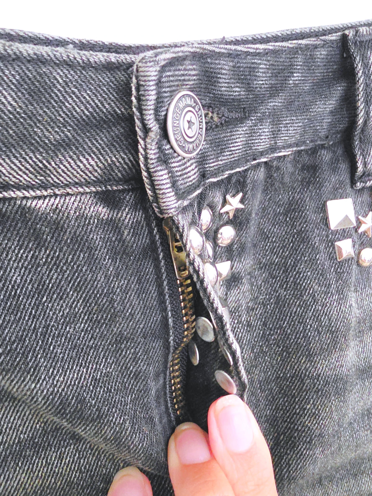 Short gris délavé muni de clous - 𝐌𝐚𝐫𝐢𝐧𝐚𝟒𝟒𝐟𝐚𝐦𝐢𝐥𝐲