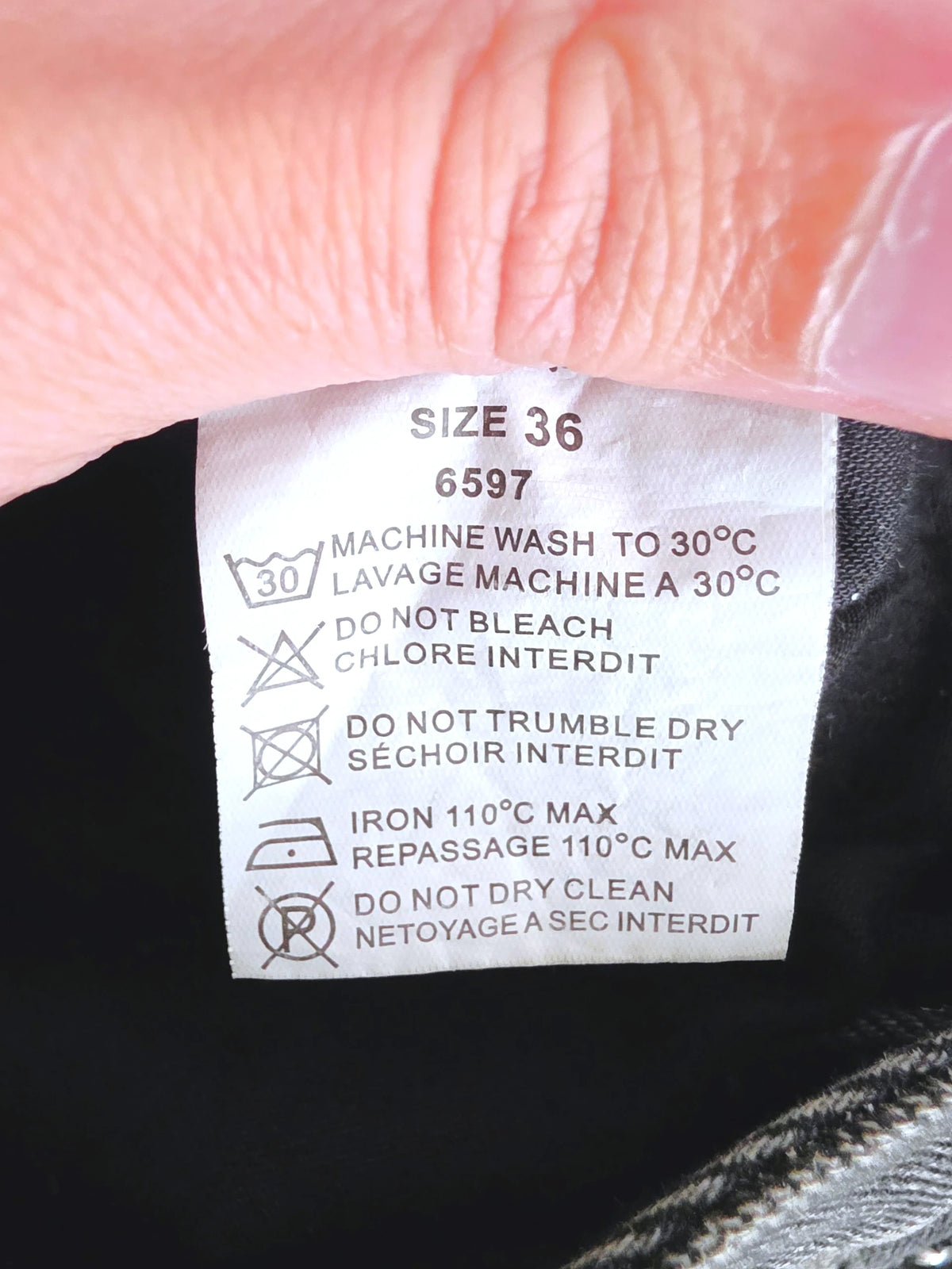 Short gris délavé muni de clous - 𝐌𝐚𝐫𝐢𝐧𝐚𝟒𝟒𝐟𝐚𝐦𝐢𝐥𝐲