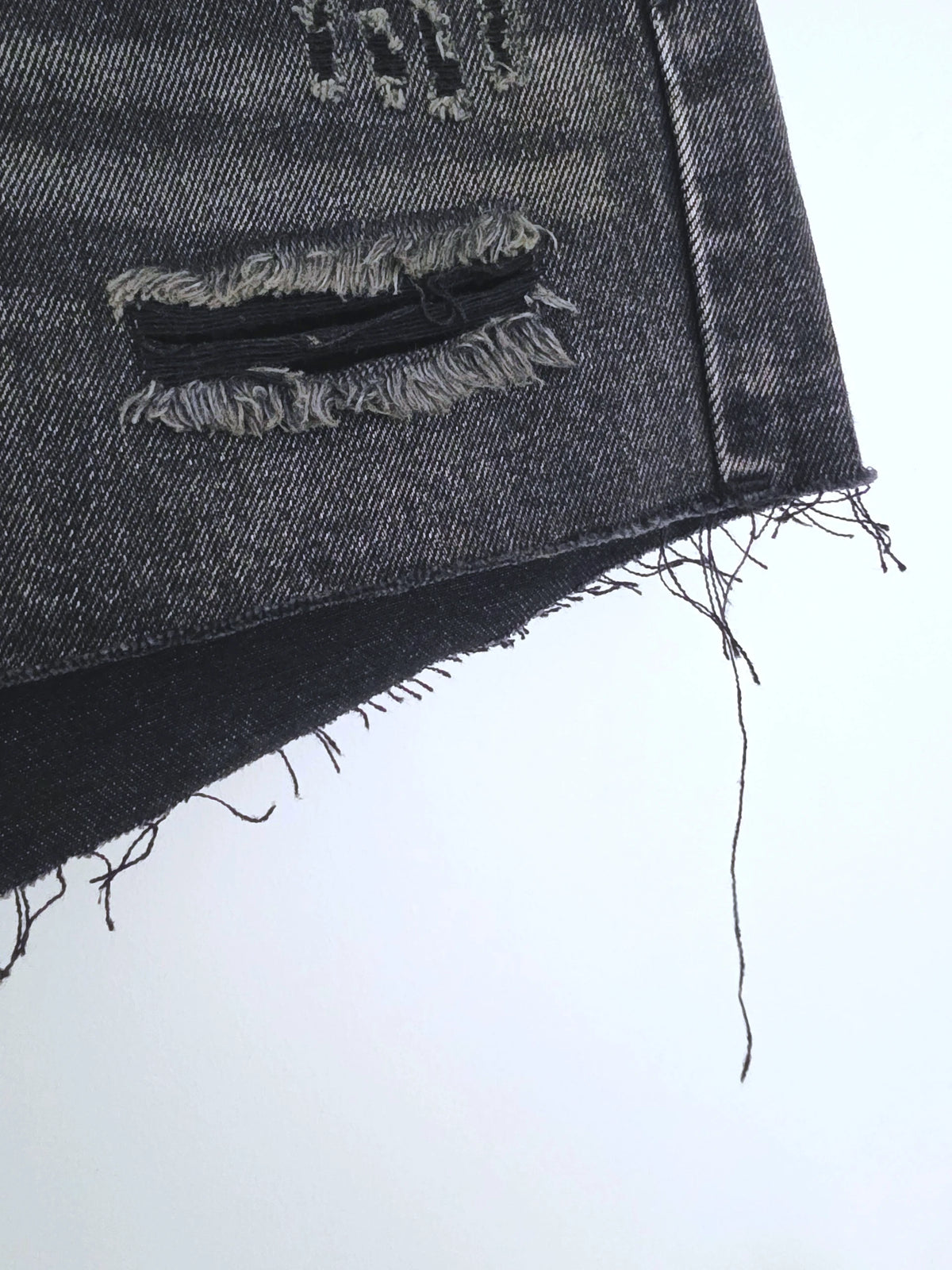 Short gris délavé muni de clous - 𝐌𝐚𝐫𝐢𝐧𝐚𝟒𝟒𝐟𝐚𝐦𝐢𝐥𝐲
