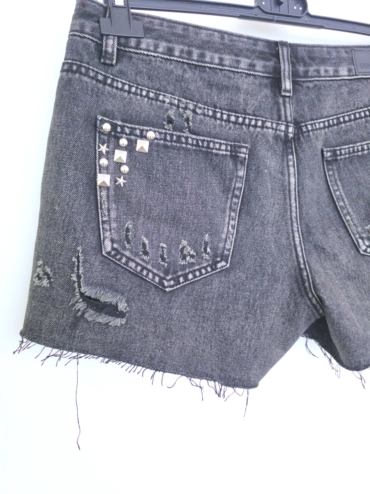 Short gris délavé muni de clous - 𝐌𝐚𝐫𝐢𝐧𝐚𝟒𝟒𝐟𝐚𝐦𝐢𝐥𝐲