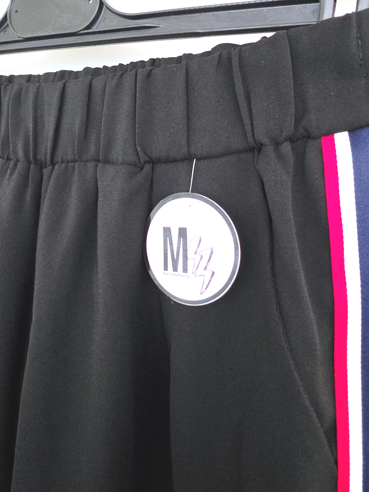 Pantalon noir à bandes latérales - 𝐌𝐚𝐫𝐢𝐧𝐚𝟒𝟒𝐟𝐚𝐦𝐢𝐥𝐲