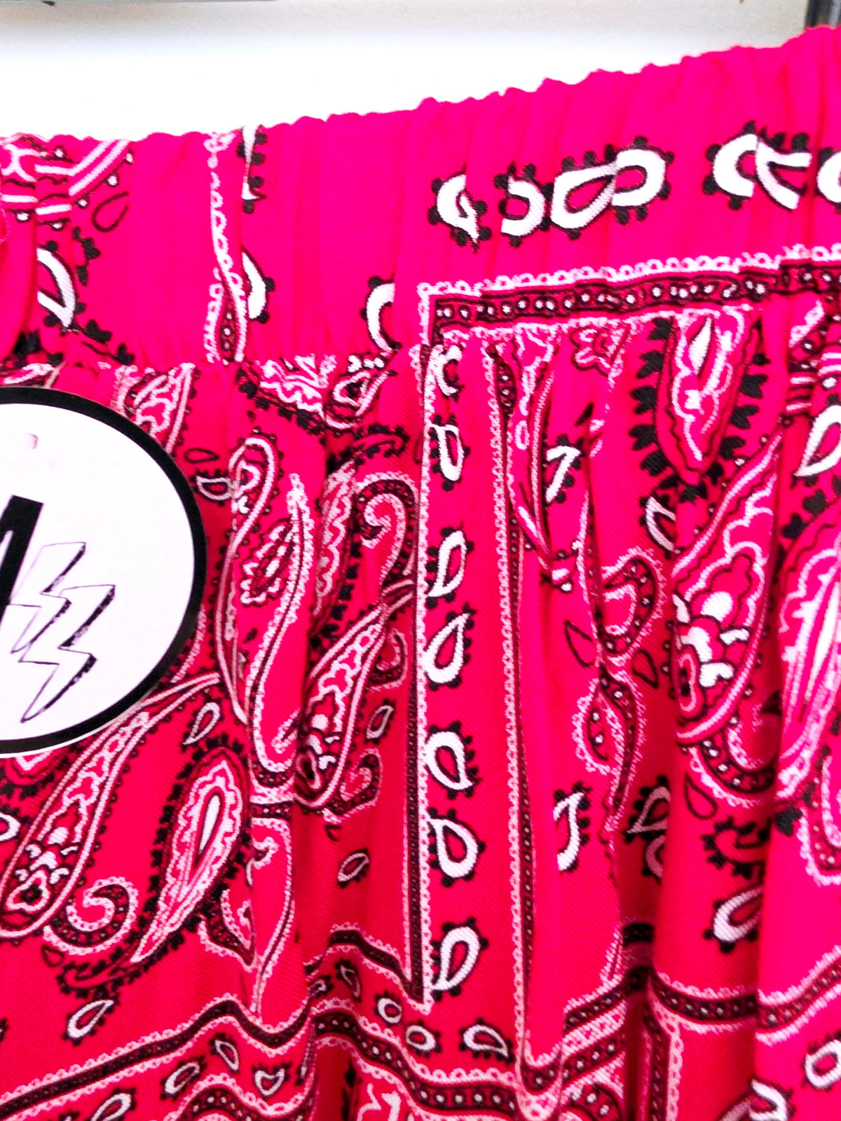 Jupe longue rouge à imprimé bandana