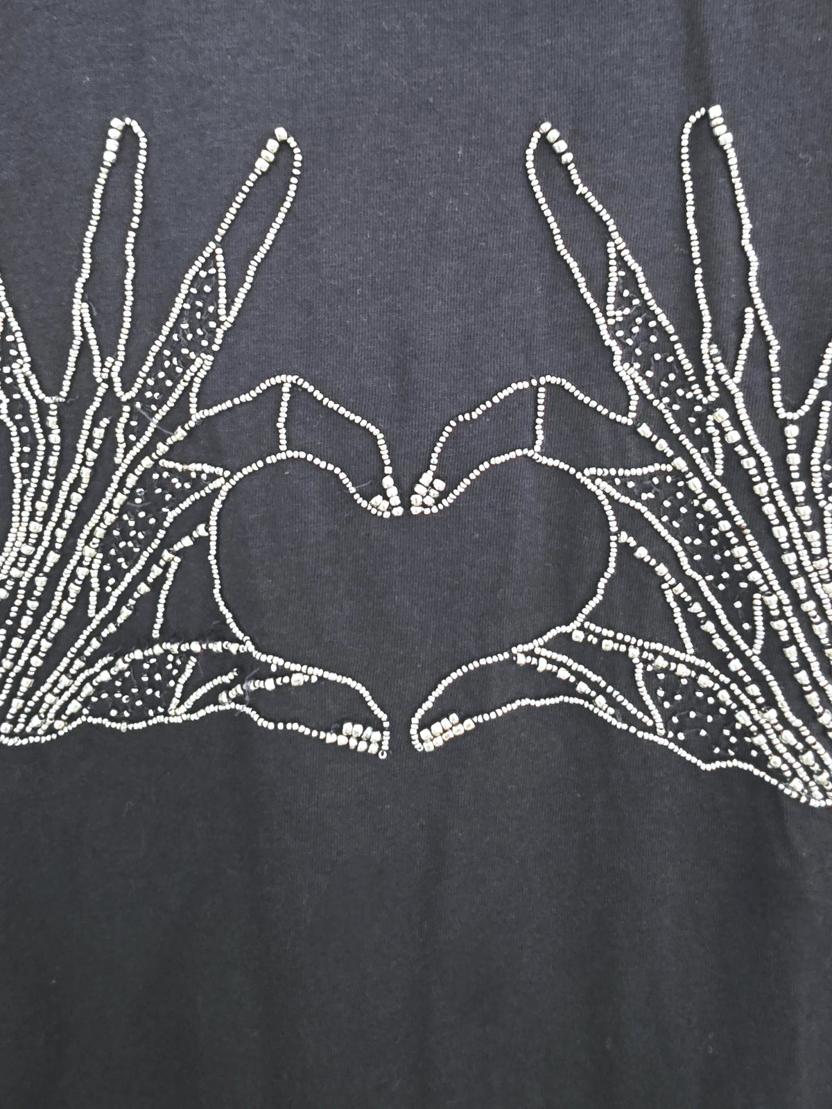 T-shirt noir muni de perles bijoux