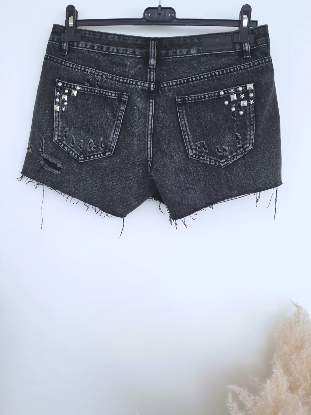 Short gris délavé muni de clous - 𝐌𝐚𝐫𝐢𝐧𝐚𝟒𝟒𝐟𝐚𝐦𝐢𝐥𝐲