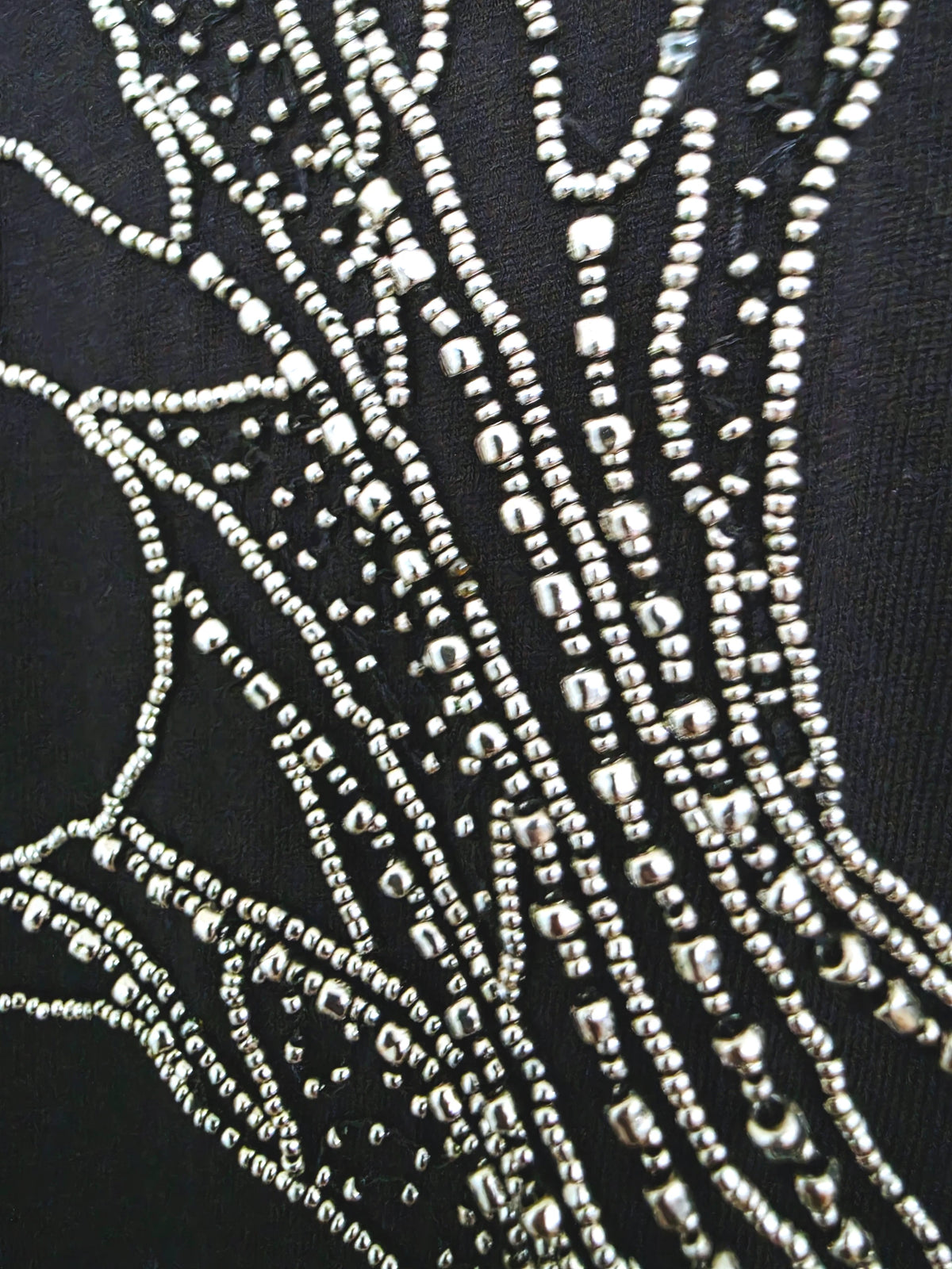T-shirt noir muni de perles bijoux
