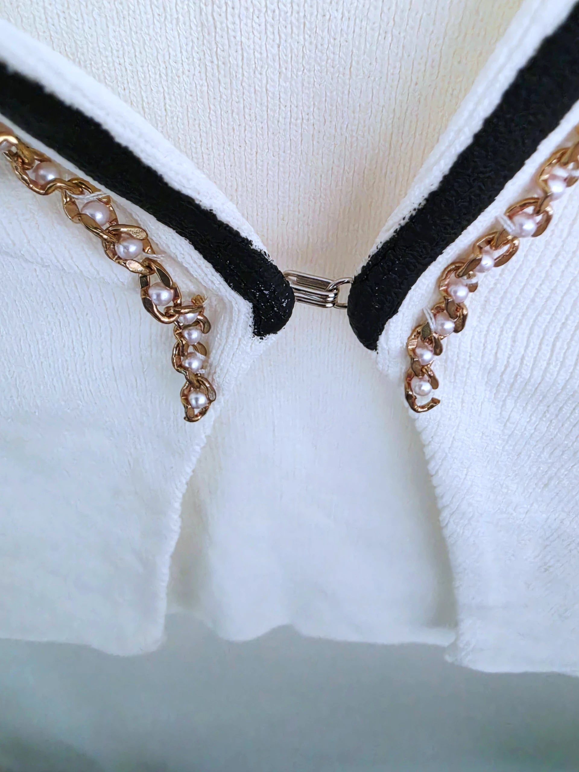 Cardigan blanc à encolure en V profonde