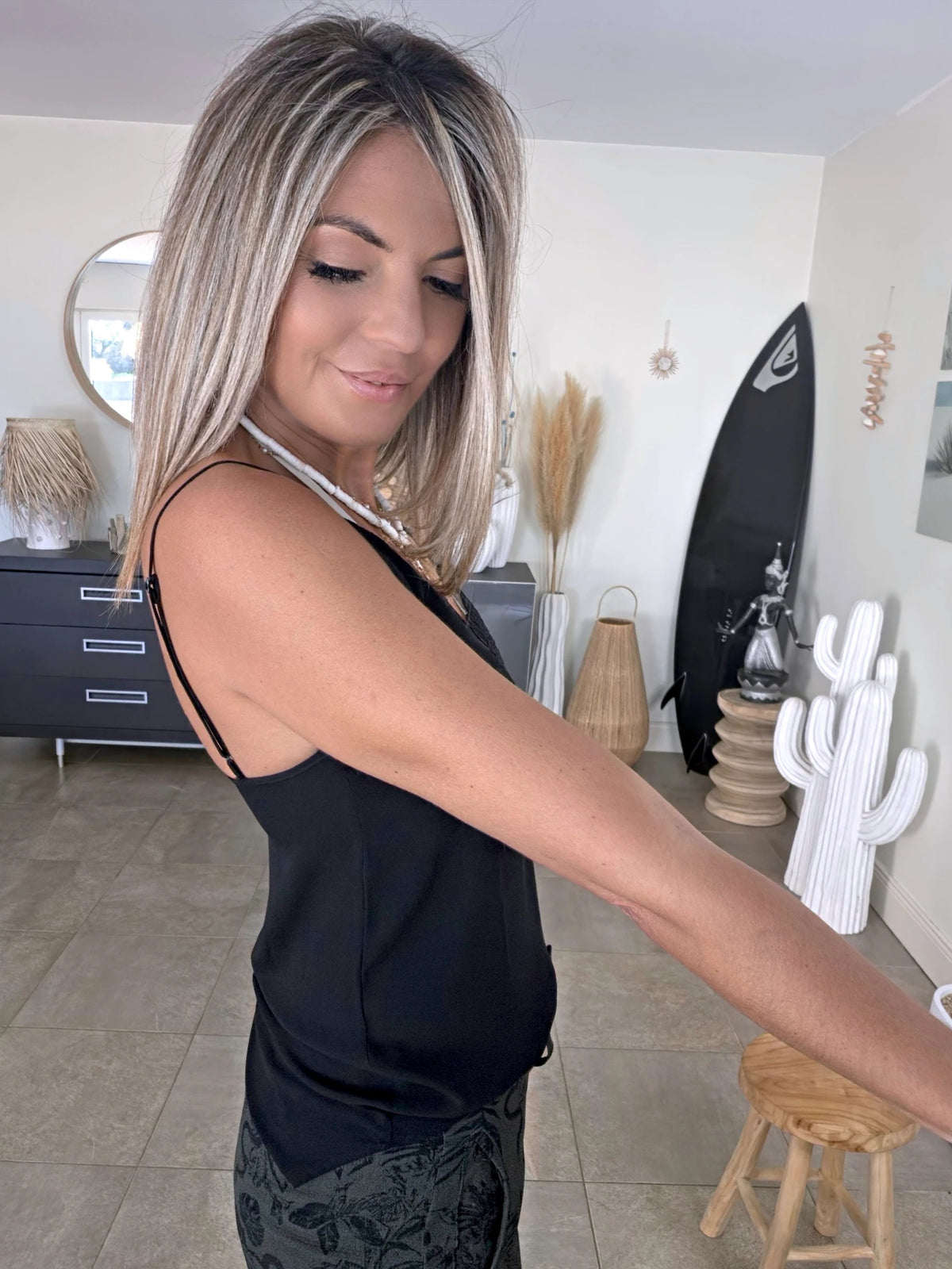Débardeur noir à encolure dentelle - 𝐌𝐚𝐫𝐢𝐧𝐚𝟒𝟒𝐟𝐚𝐦𝐢𝐥𝐲