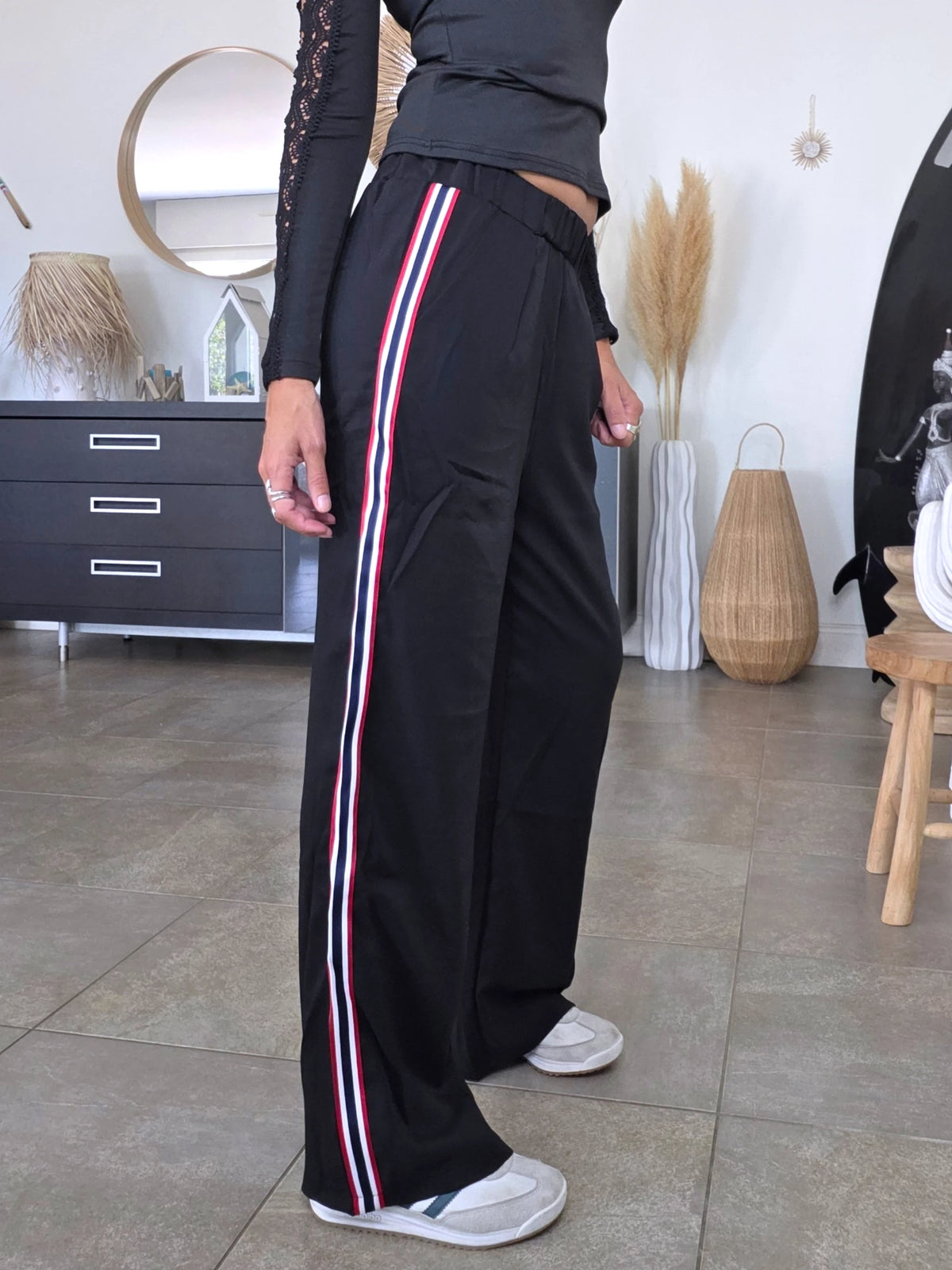 Pantalon noir à bandes latérales - 𝐌𝐚𝐫𝐢𝐧𝐚𝟒𝟒𝐟𝐚𝐦𝐢𝐥𝐲