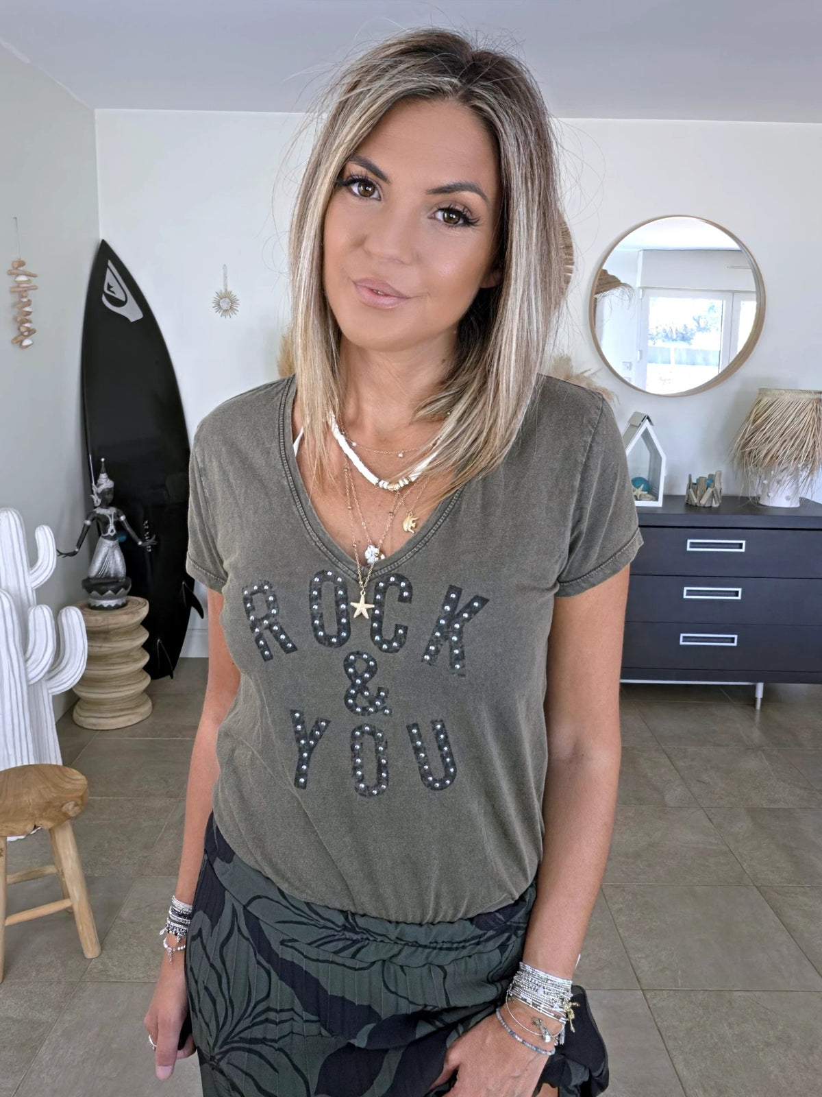 T-shirt kaki à inscriptions "rock" avec perles bijoux