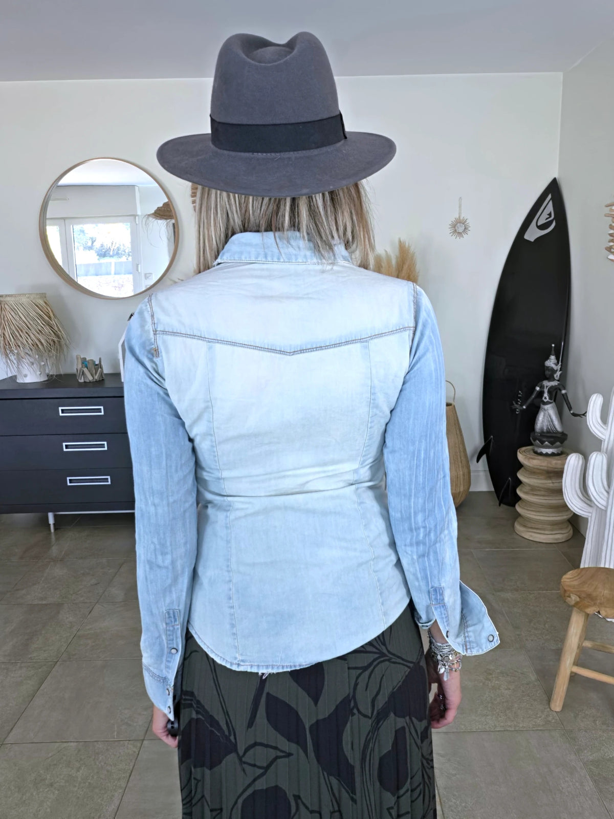 Chemise en jean customisée
