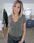 T-shirt kaki à inscriptions "rock" avec perles bijoux