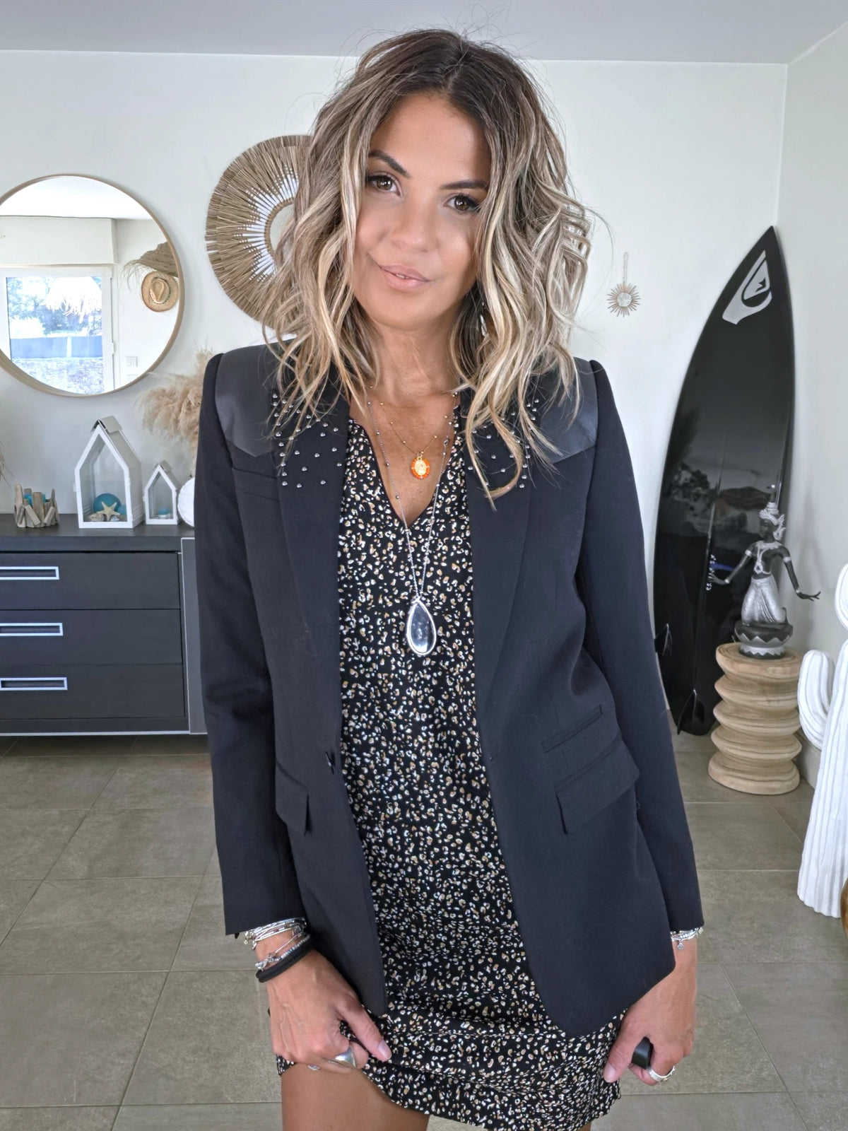 Blazer noir à épaulettes en cuir et clouté