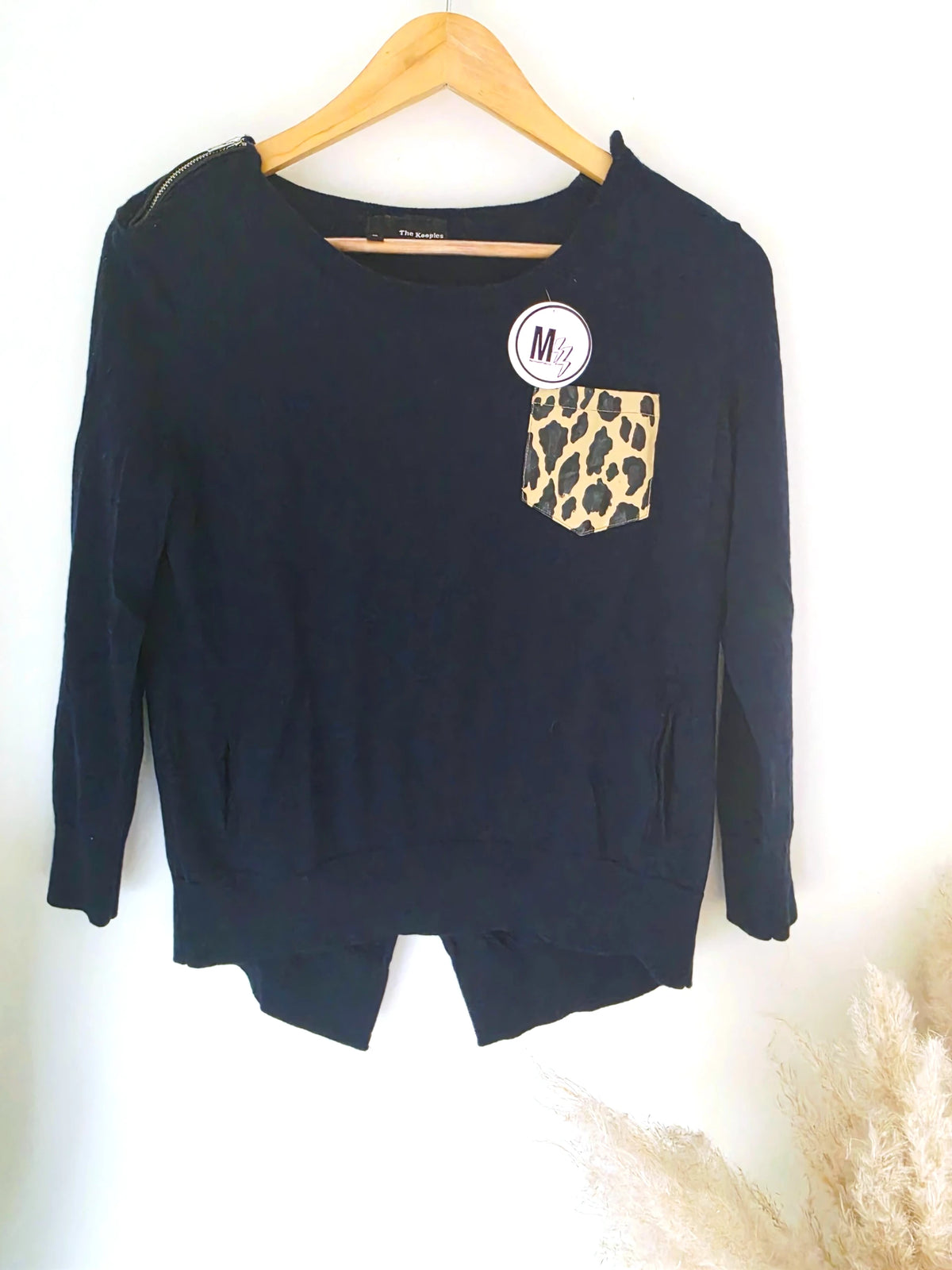 Pull bleu marine à poche léopard - 𝐌𝐚𝐫𝐢𝐧𝐚𝟒𝟒𝐟𝐚𝐦𝐢𝐥𝐲