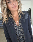 Blazer noir à épaulettes en cuir et clouté