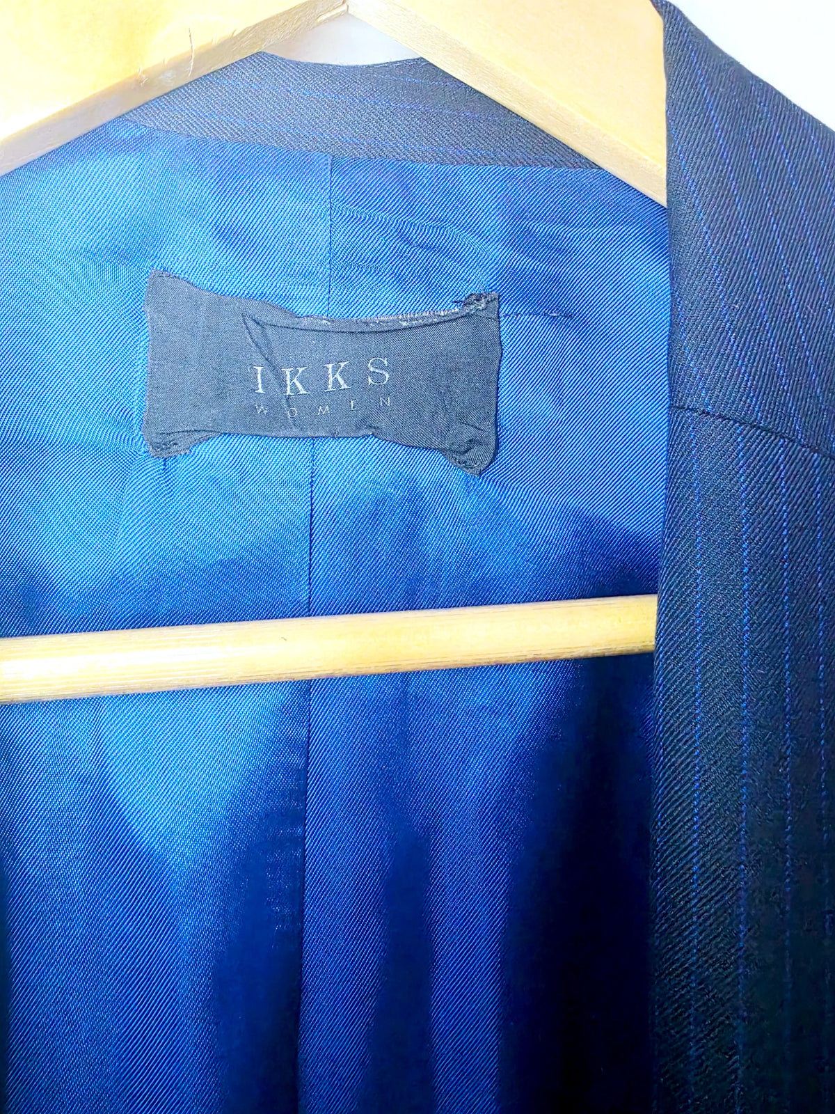 Veste chic et cintrée bleu marine à fines rayures - 𝐌𝐚𝐫𝐢𝐧𝐚𝟒𝟒𝐟𝐚𝐦𝐢𝐥𝐲