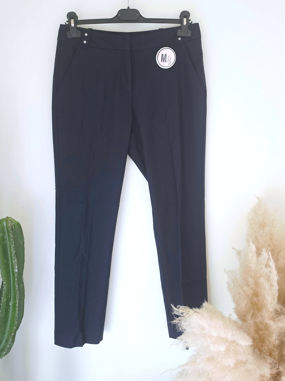 Pantalon chic et confort bleu marine à fines rayures - 𝐌𝐚𝐫𝐢𝐧𝐚𝟒𝟒𝐟𝐚𝐦𝐢𝐥𝐲