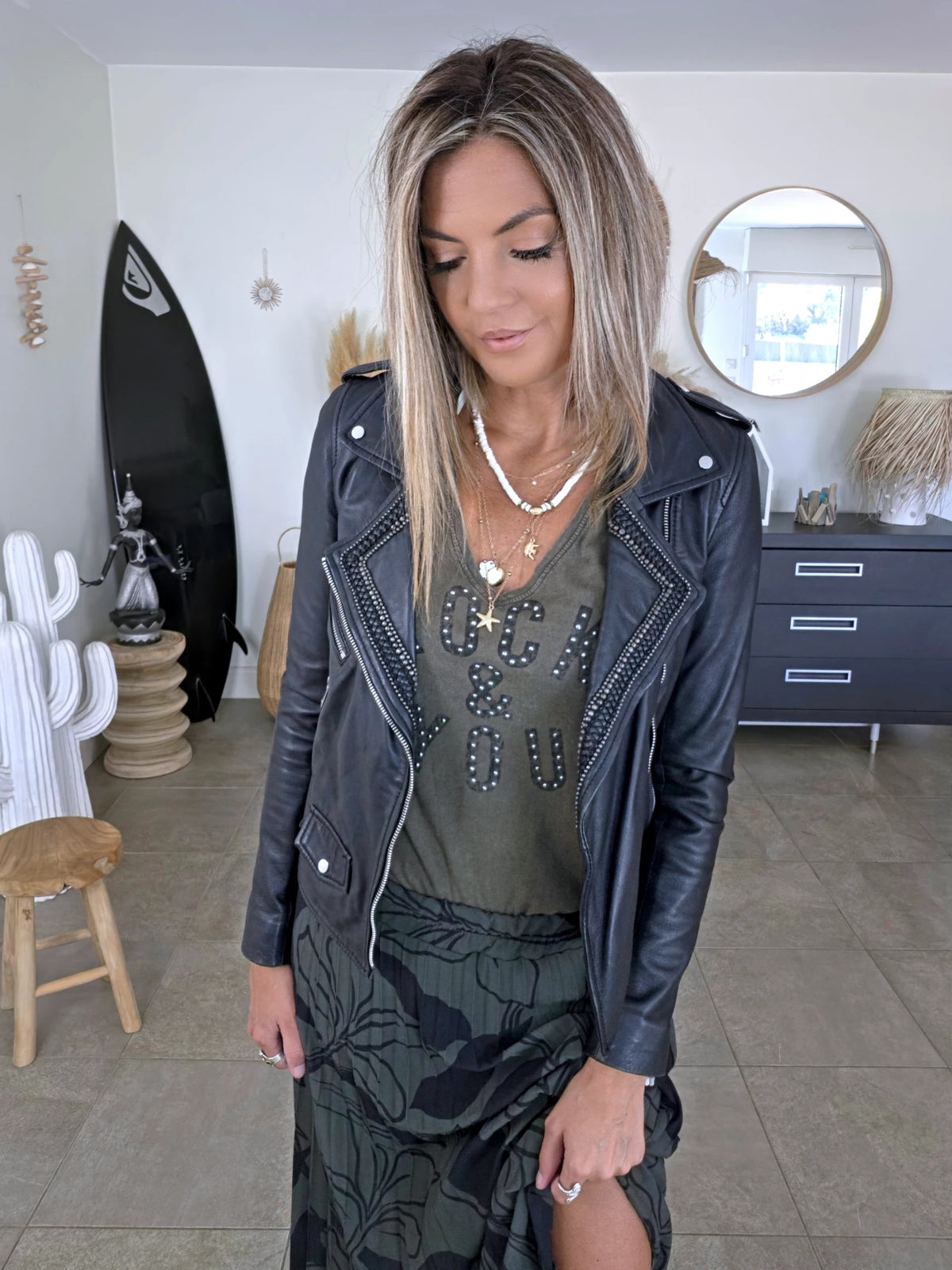 Perfecto noir 100% cuir muni de perles bijoux