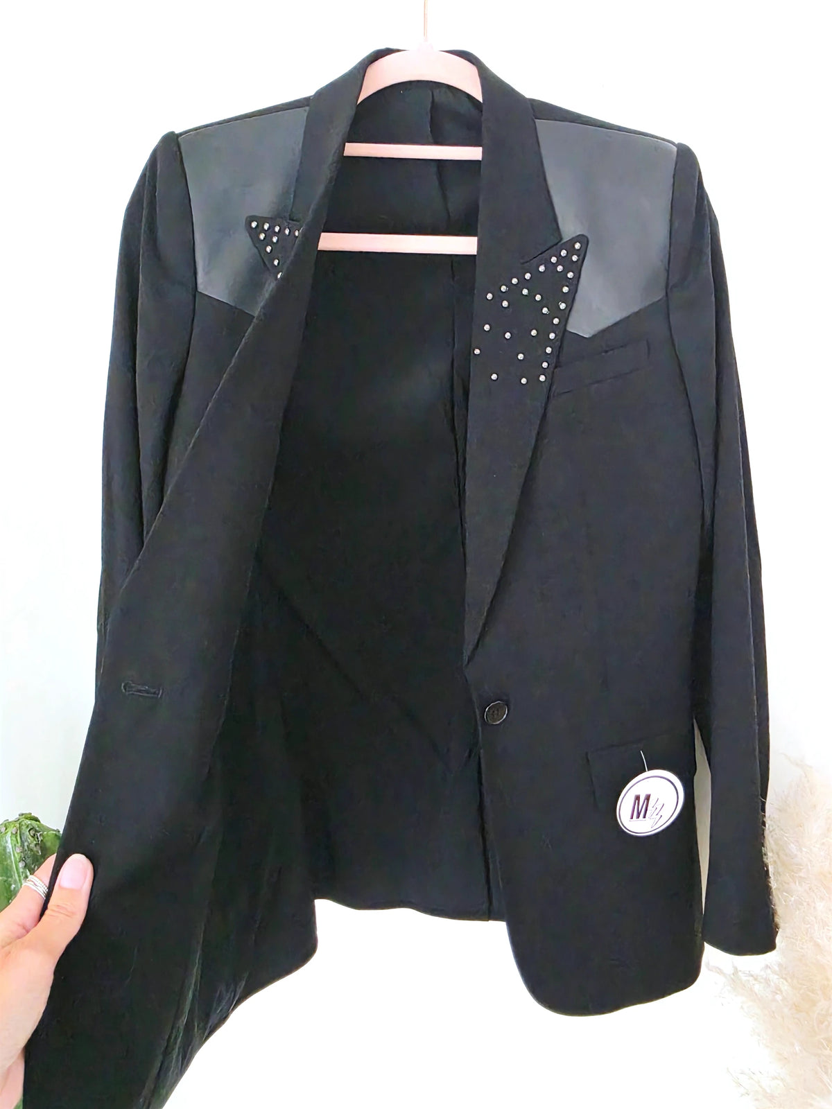 Blazer noir à épaulettes en cuir et clouté