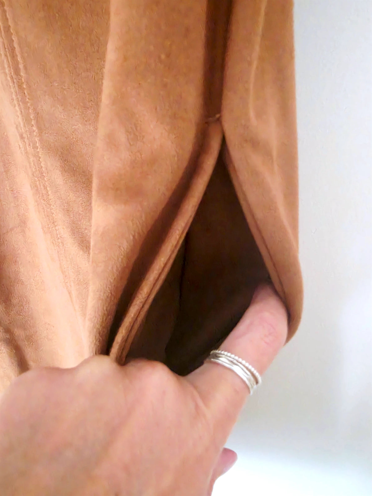 Robe suédine de couleur cognac - 𝐌𝐚𝐫𝐢𝐧𝐚𝟒𝟒𝐟𝐚𝐦𝐢𝐥𝐲