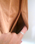Robe suédine de couleur cognac - 𝐌𝐚𝐫𝐢𝐧𝐚𝟒𝟒𝐟𝐚𝐦𝐢𝐥𝐲