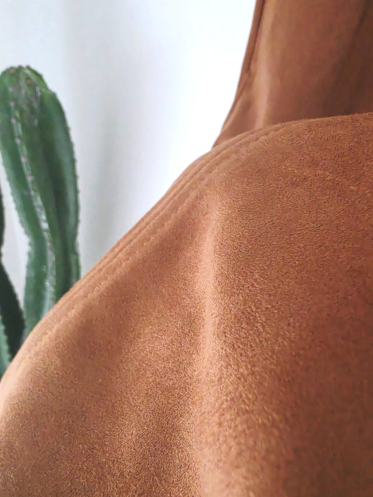 Robe suédine de couleur cognac - 𝐌𝐚𝐫𝐢𝐧𝐚𝟒𝟒𝐟𝐚𝐦𝐢𝐥𝐲