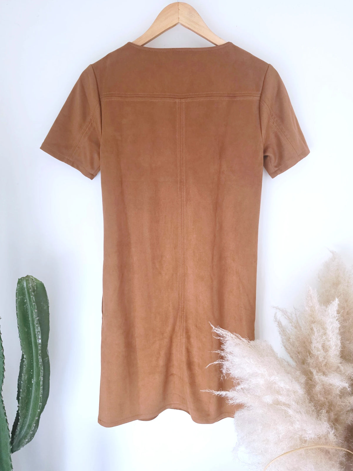 Robe suédine de couleur cognac - 𝐌𝐚𝐫𝐢𝐧𝐚𝟒𝟒𝐟𝐚𝐦𝐢𝐥𝐲