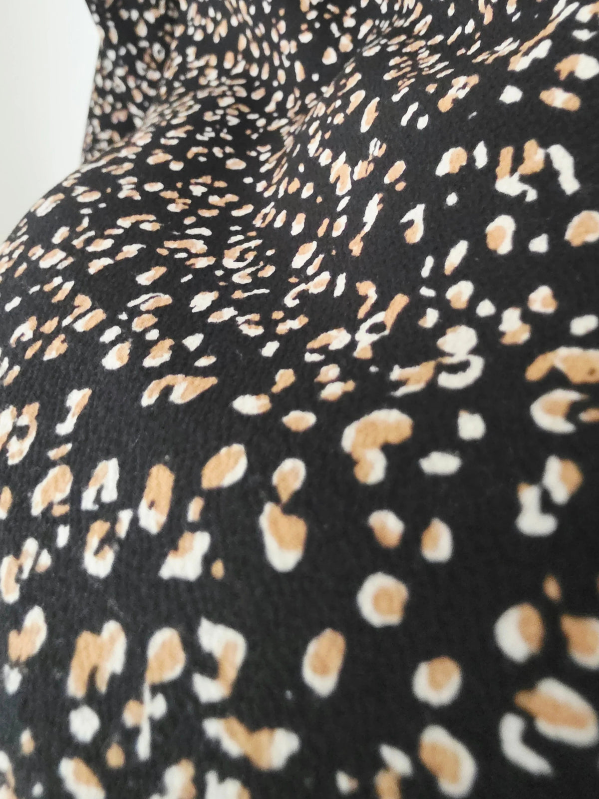 Robe à imprimé noir et marron cognac